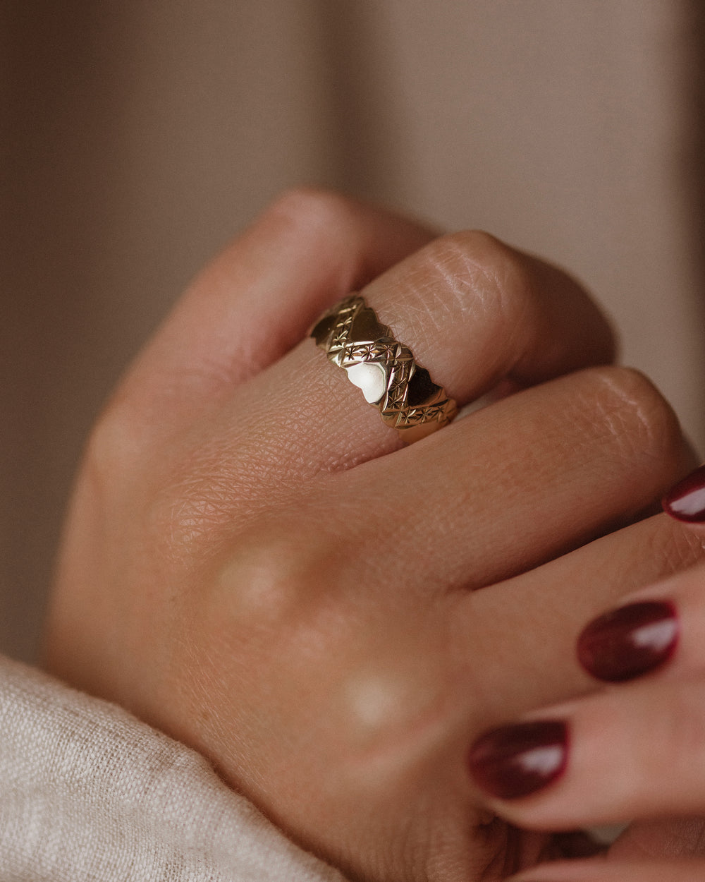 Frances 1986 Vintage 9ct Gold Scalloped Band Ring