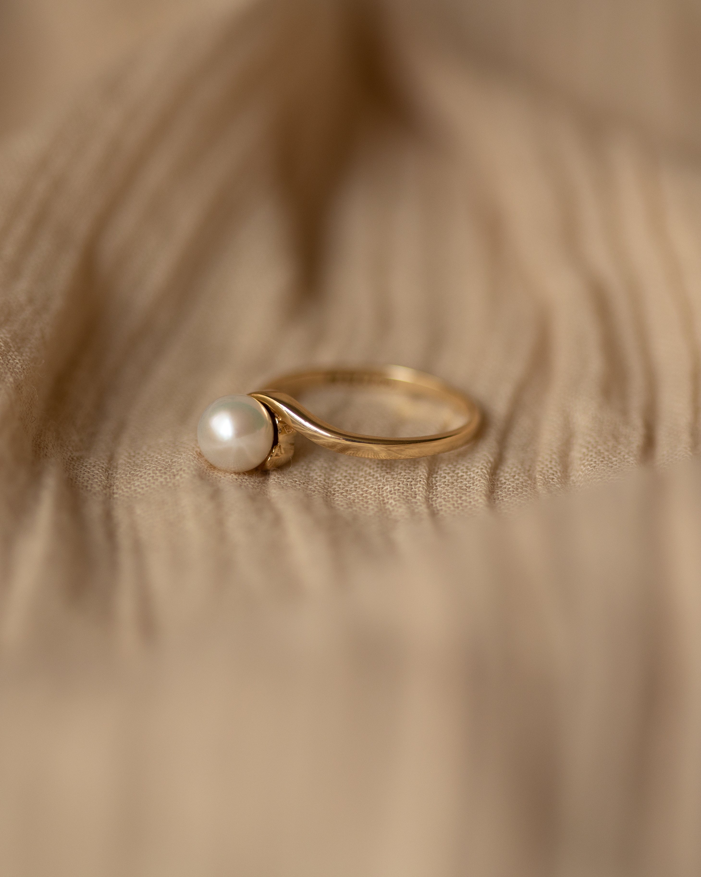 Claudette 1989 Vintage 9ct Gold Pearl Crossover Ring
