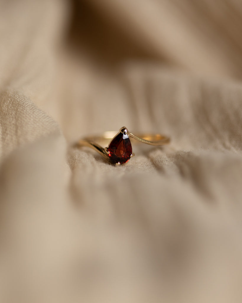 Beryl 1987 Vintage 9ct Gold Pear Cut Garnet Ring