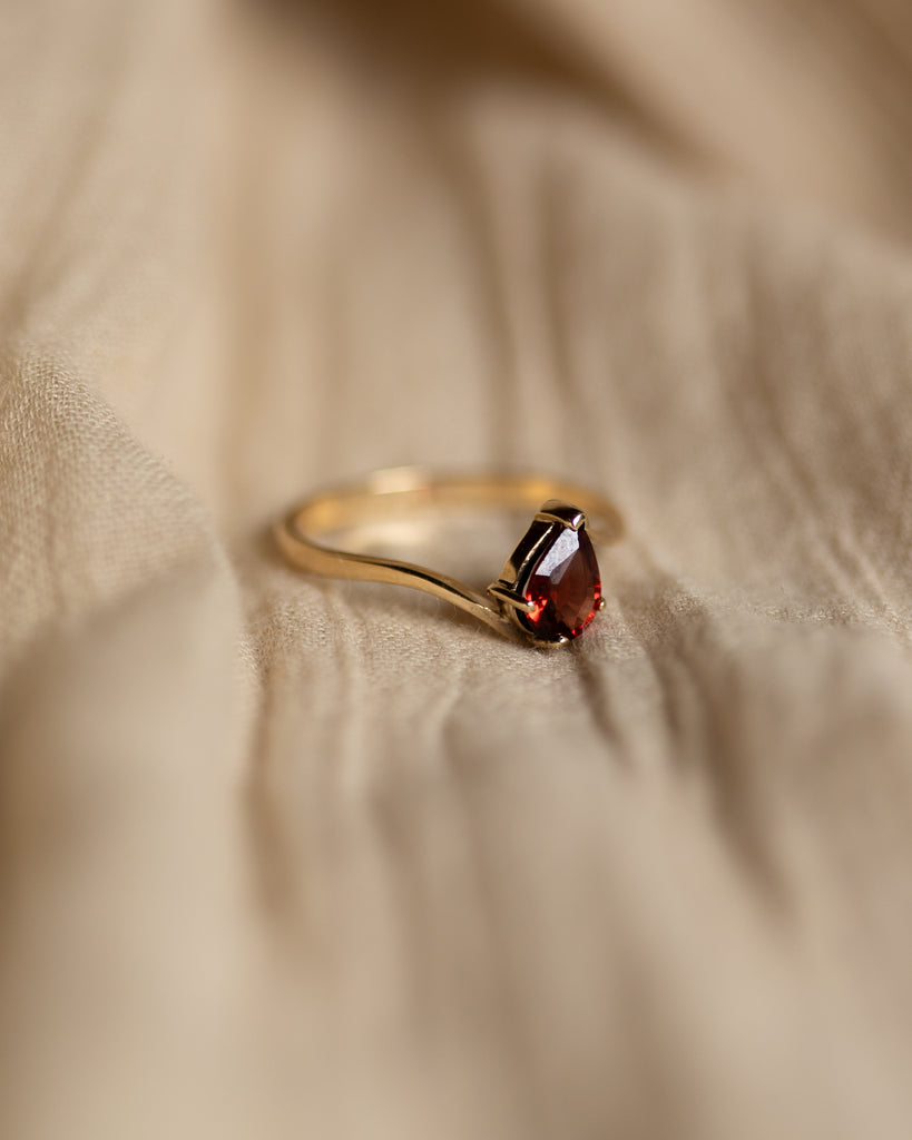 Beryl 1987 Vintage 9ct Gold Pear Cut Garnet Ring
