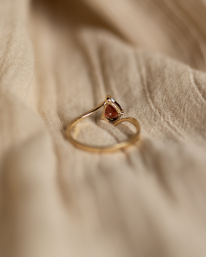Beryl 1987 Vintage 9ct Gold Pear Cut Garnet Ring