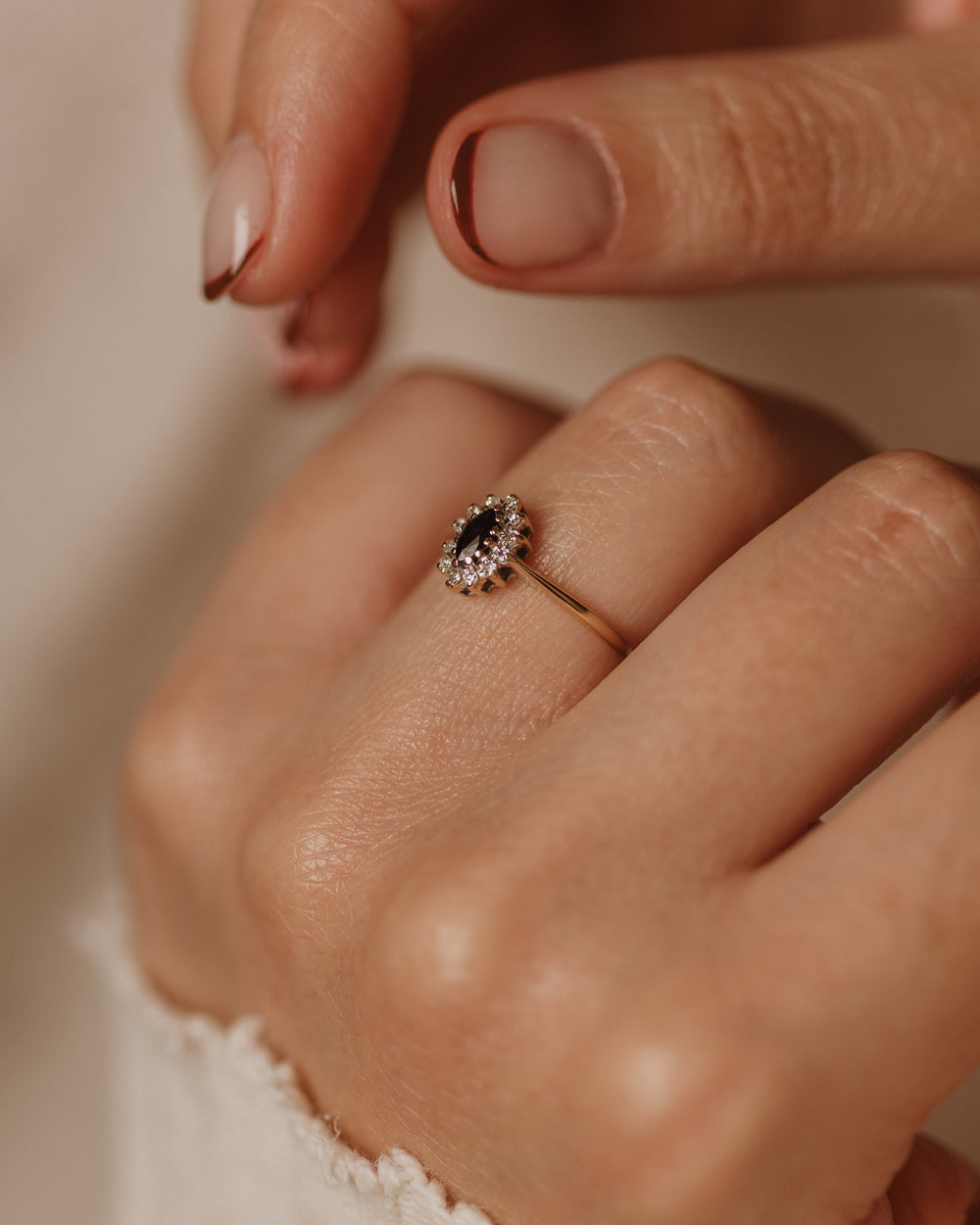 Quinn 1987 Vintage 9ct Gold Sapphire & Diamond Cluster Ring