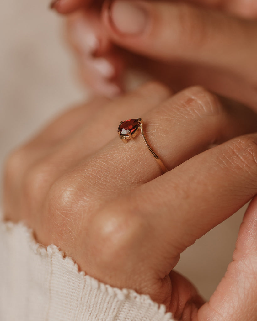 Beryl 1987 Vintage 9ct Gold Pear Cut Garnet Ring