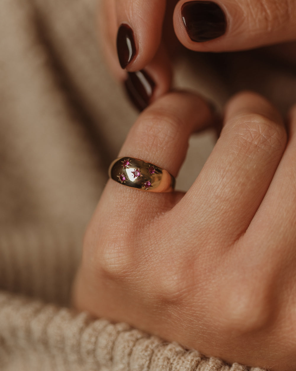 Faye 1973 Vintage 9ct Gold Star Set Ruby Signet Ring