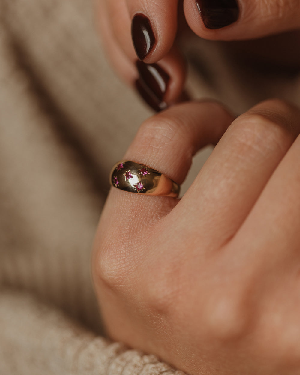 Faye 1973 Vintage 9ct Gold Star Set Ruby Signet Ring