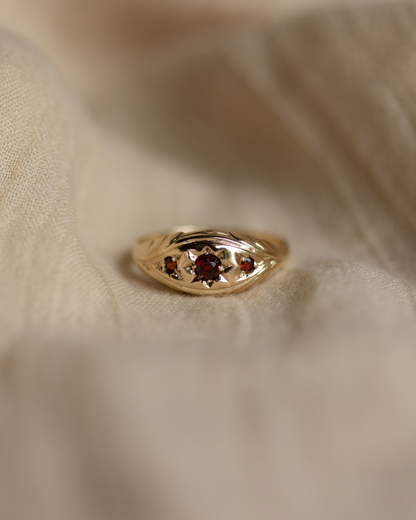 Magda 1975 Vintage 9ct Gold Garnet Star Set Trilogy Ring