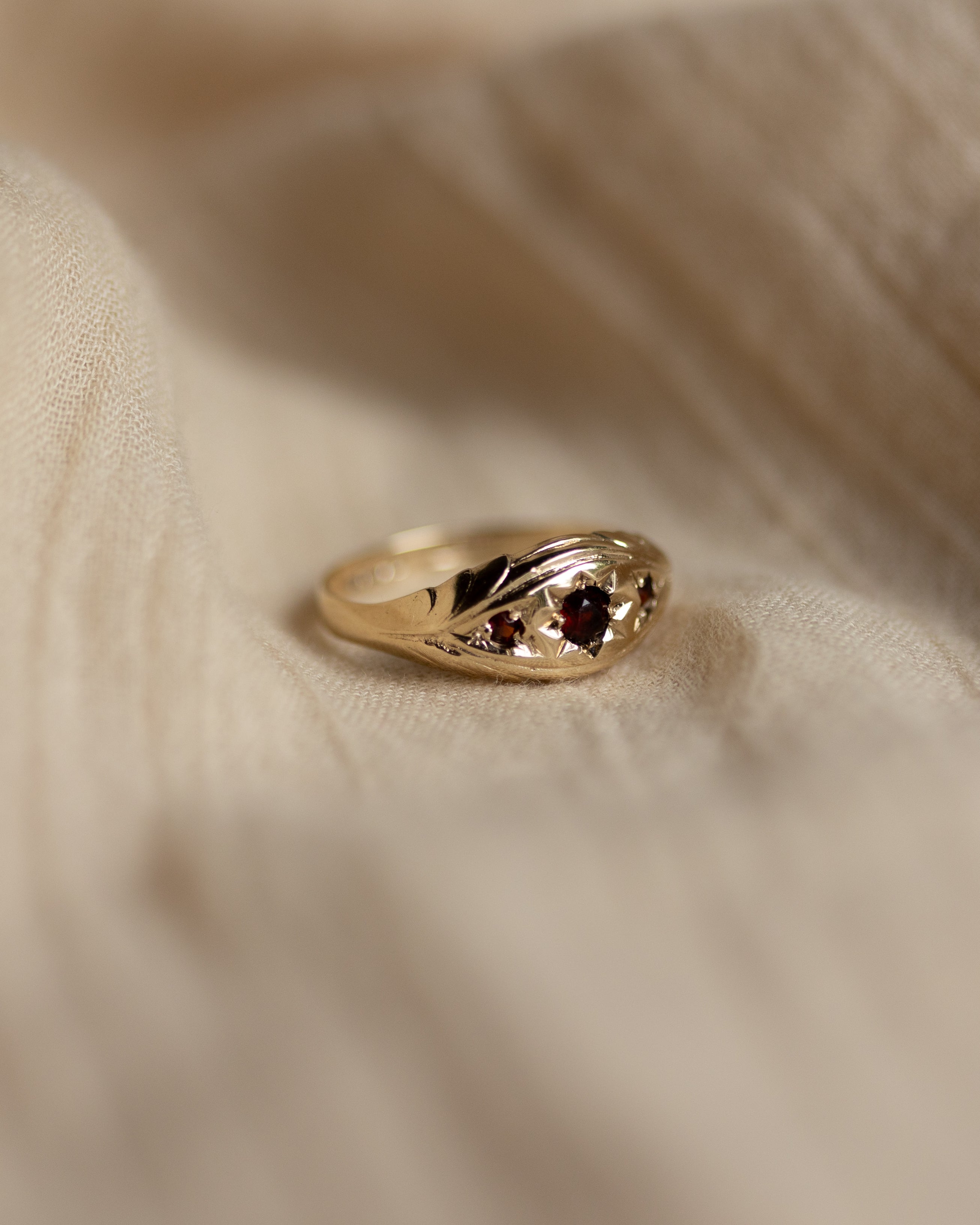 Magda 1975 Vintage 9ct Gold Garnet Star Set Trilogy Ring