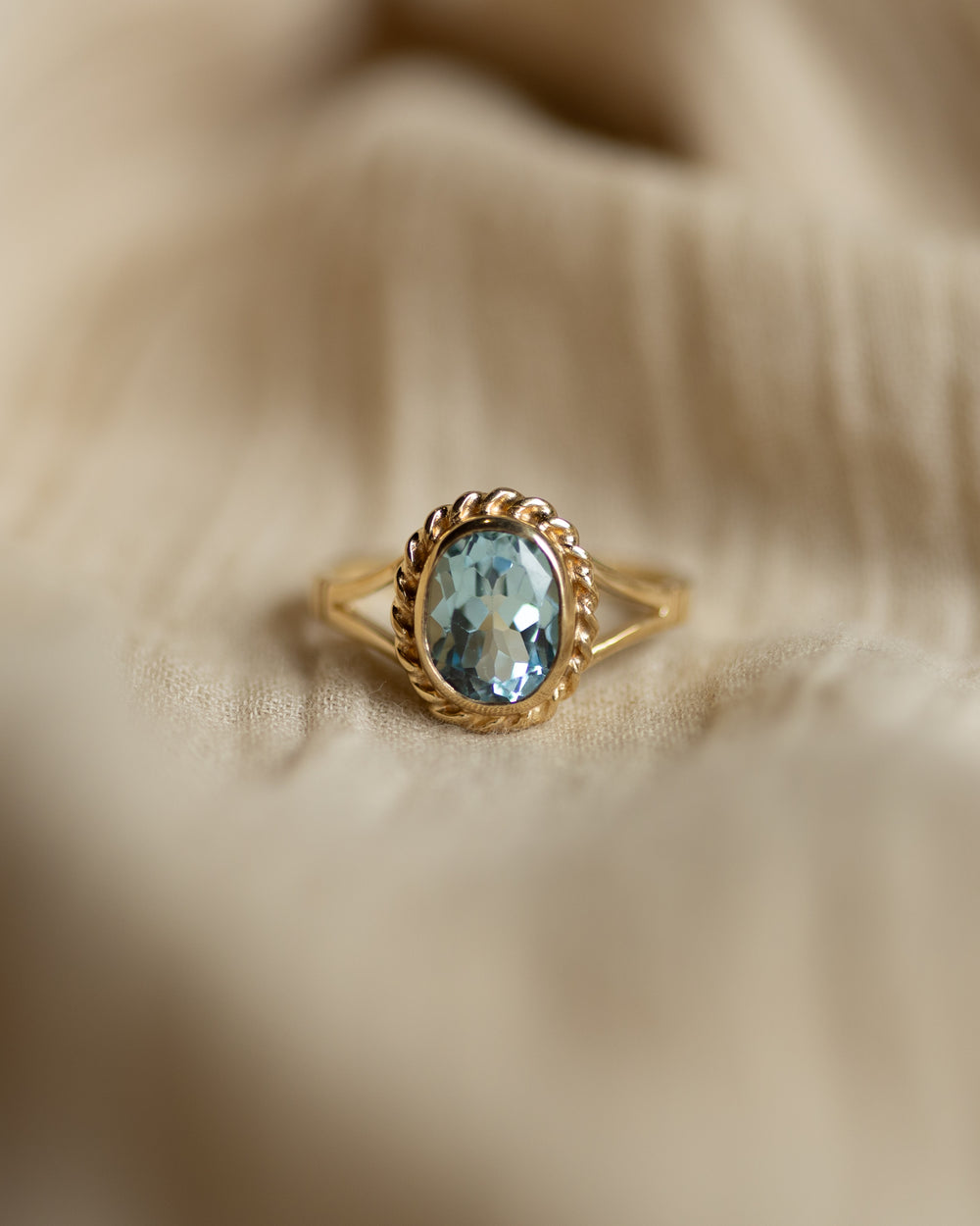 Eliza Vintage 9ct Gold Blue Spinel Single Stone Ring