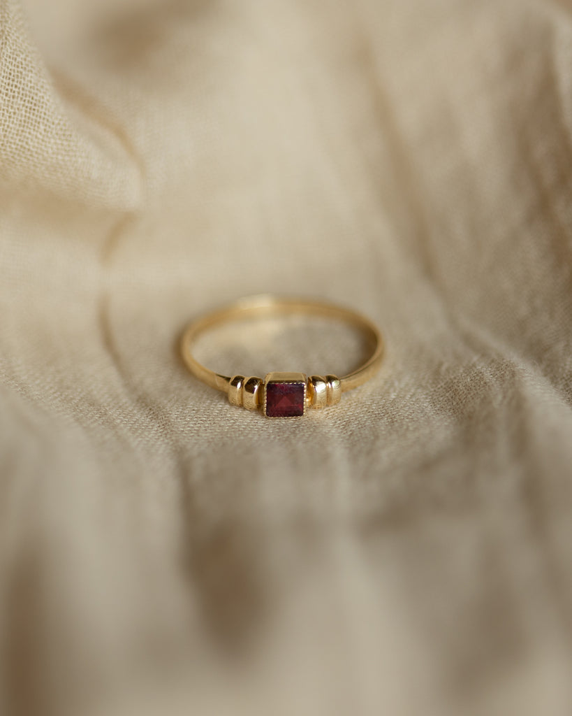 Georgie 1980 Vintage 9ct Gold Garnet Single Stone Ring