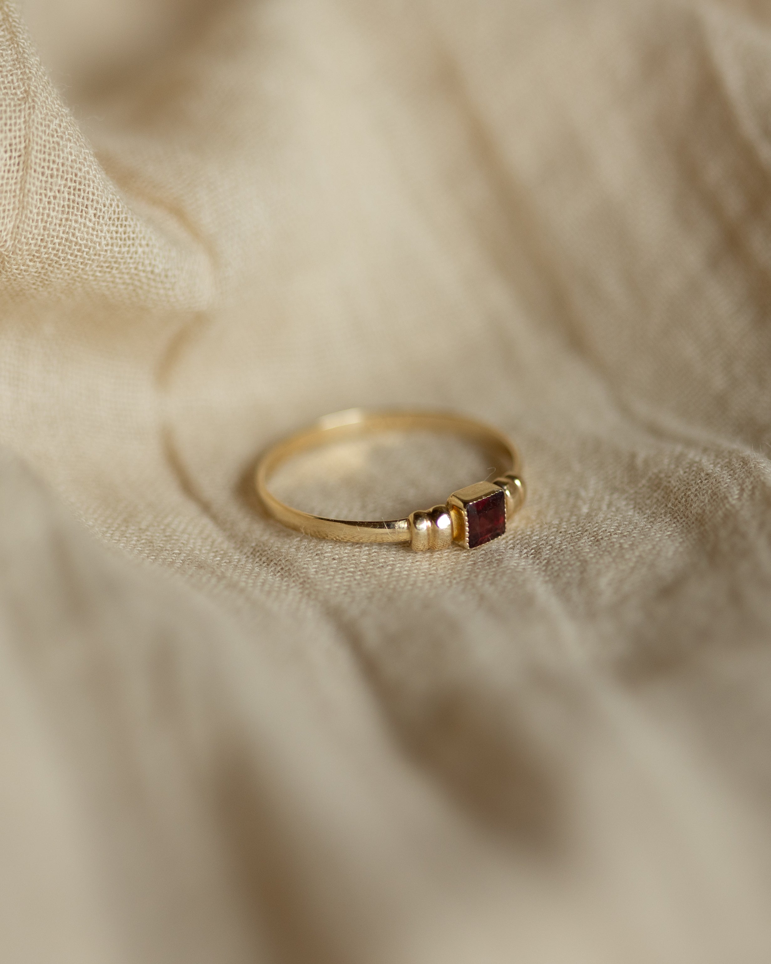 Georgie 1980 Vintage 9ct Gold Garnet Single Stone Ring