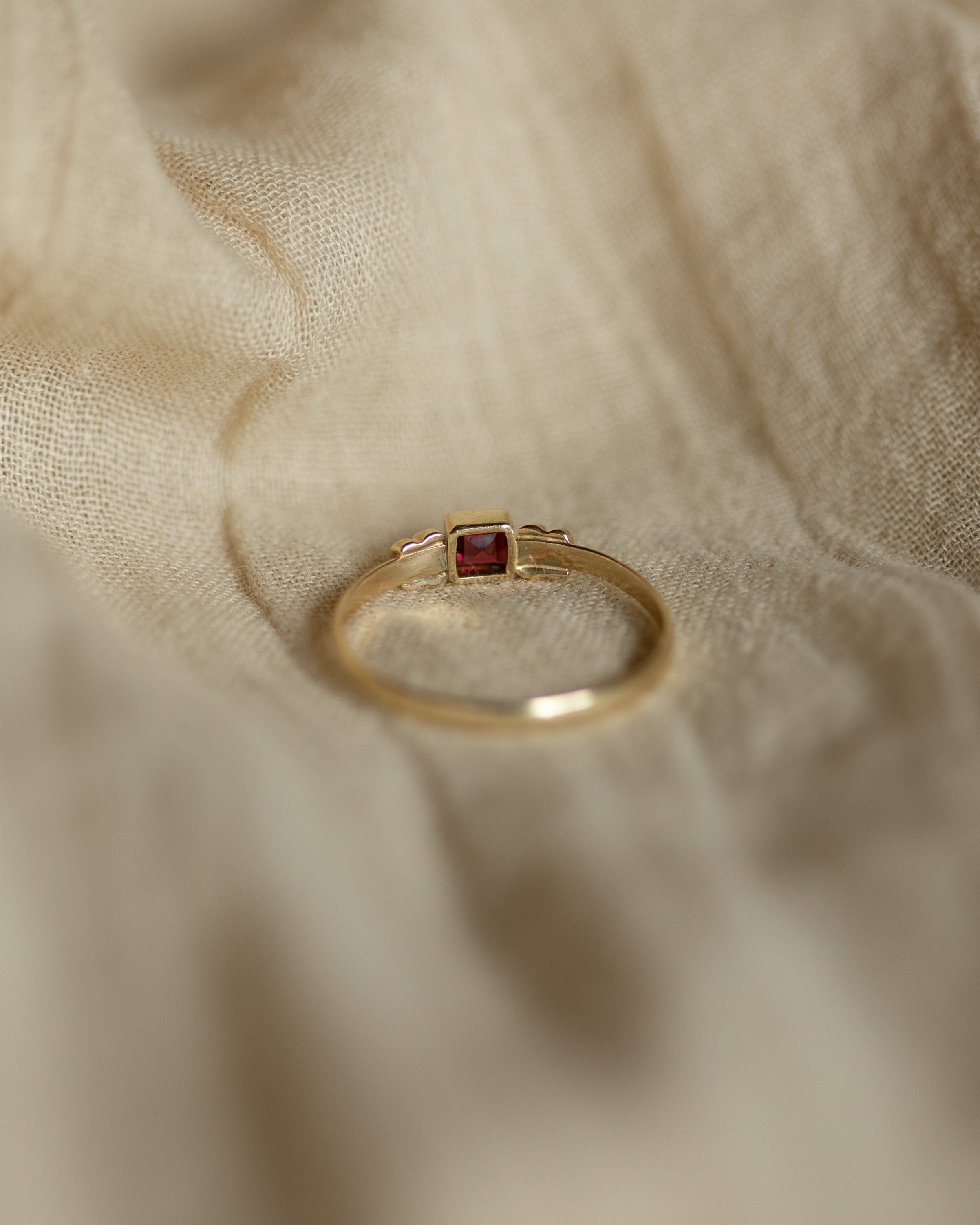 Georgie 1980 Vintage 9ct Gold Garnet Single Stone Ring
