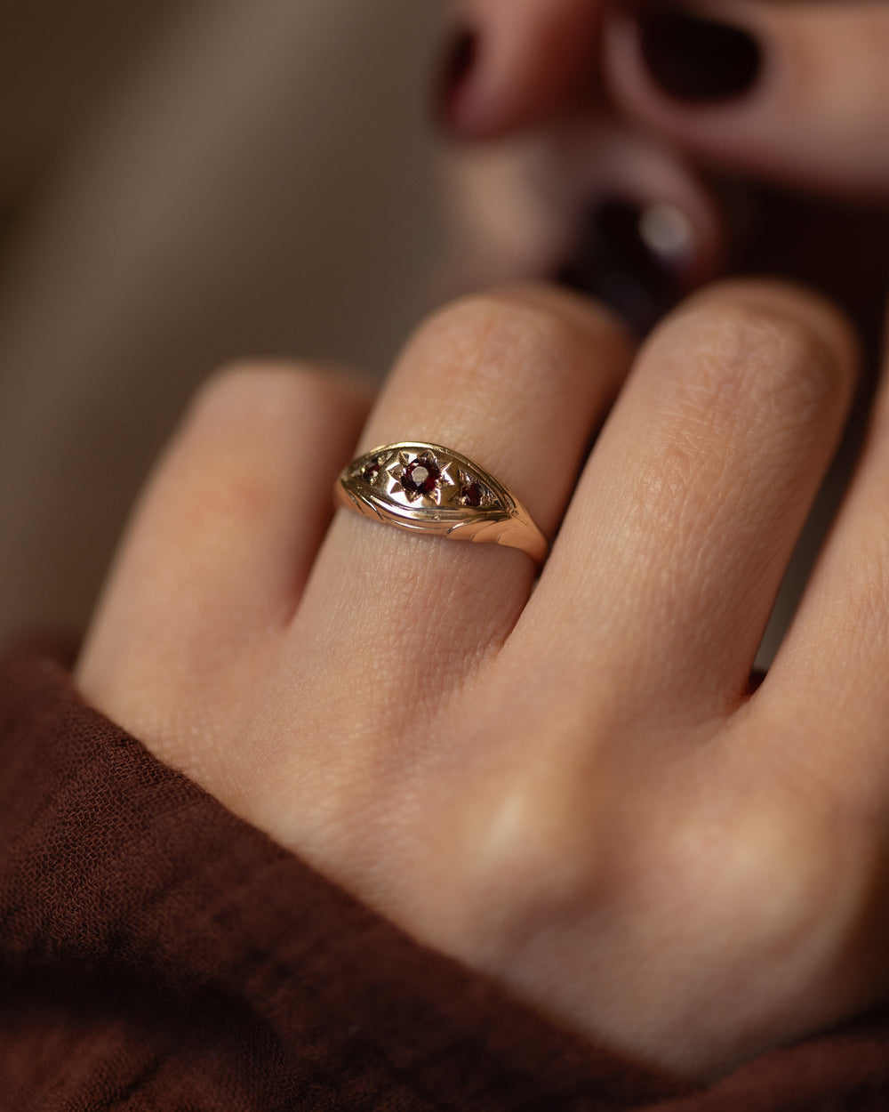 Magda 1975 Vintage 9ct Gold Garnet Star Set Trilogy Ring