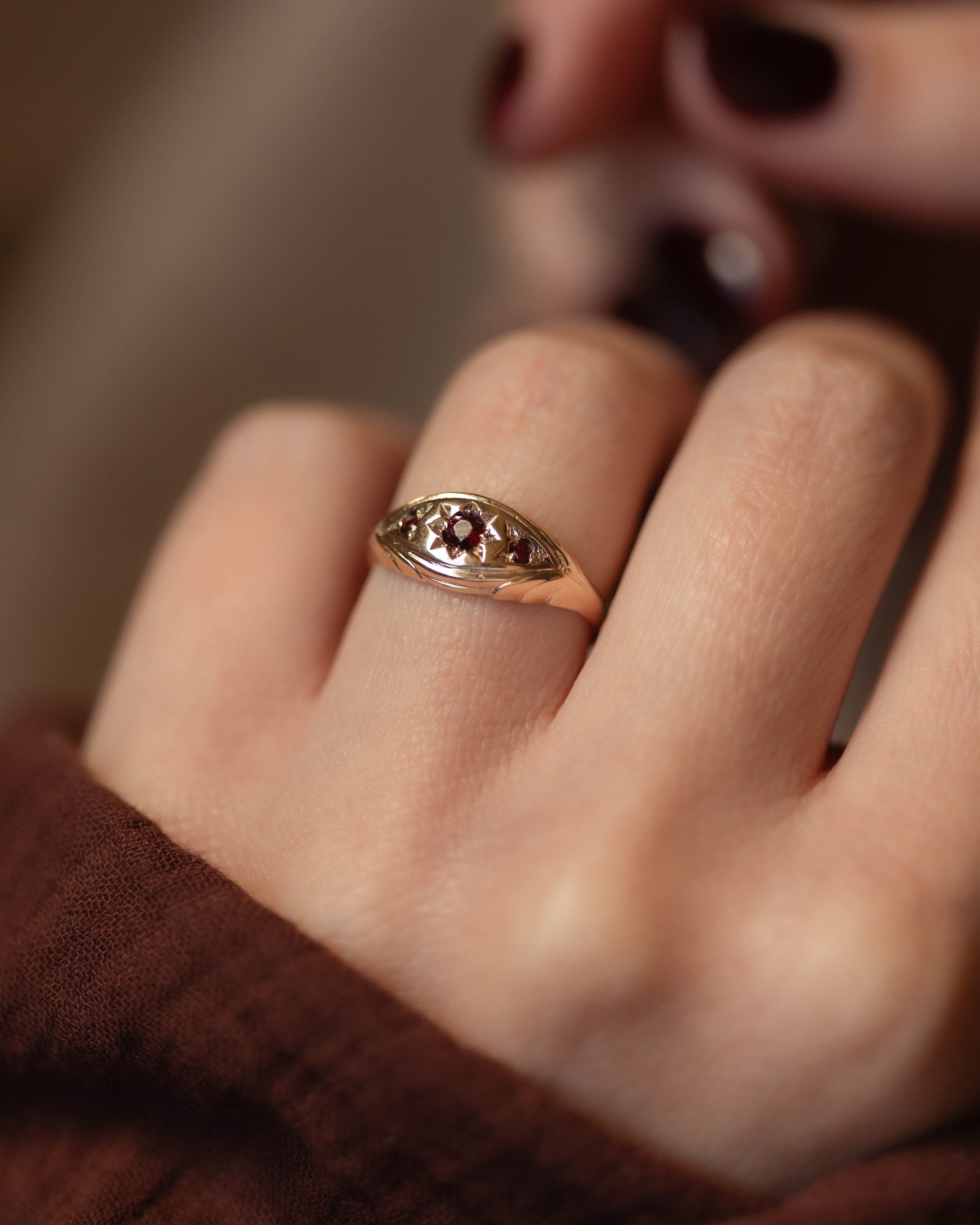 Magda 1975 Vintage 9ct Gold Garnet Star Set Trilogy Ring