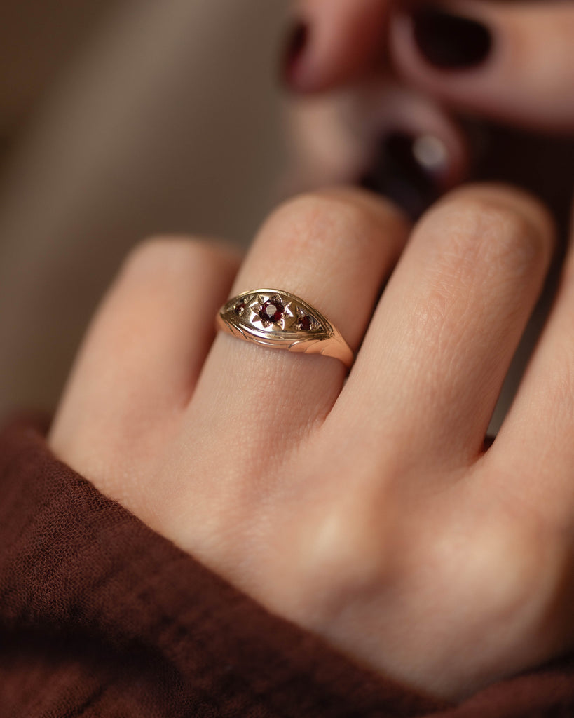 Magda 1975 Vintage 9ct Gold Garnet Star Set Trilogy Ring