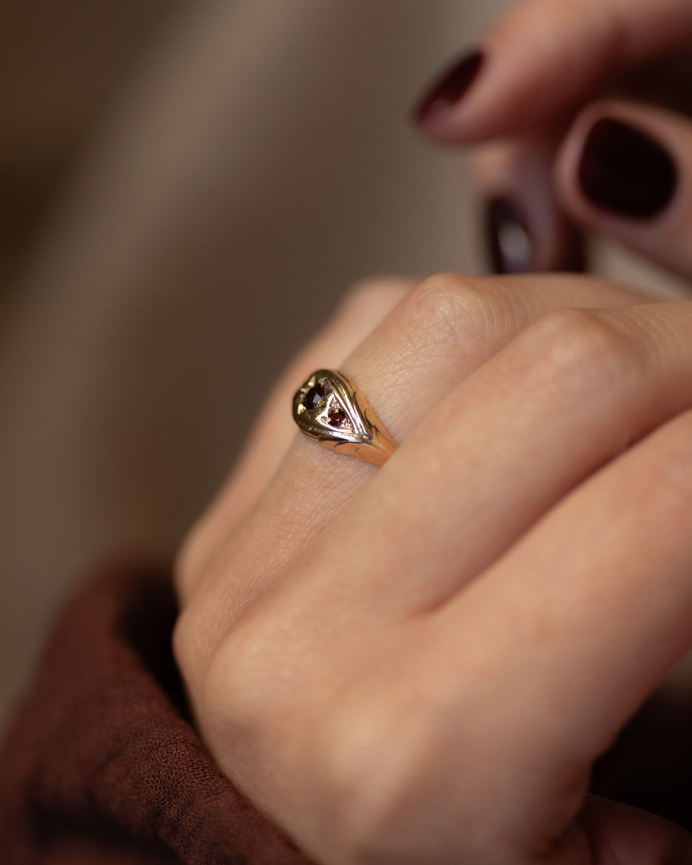 Magda 1975 Vintage 9ct Gold Garnet Star Set Trilogy Ring