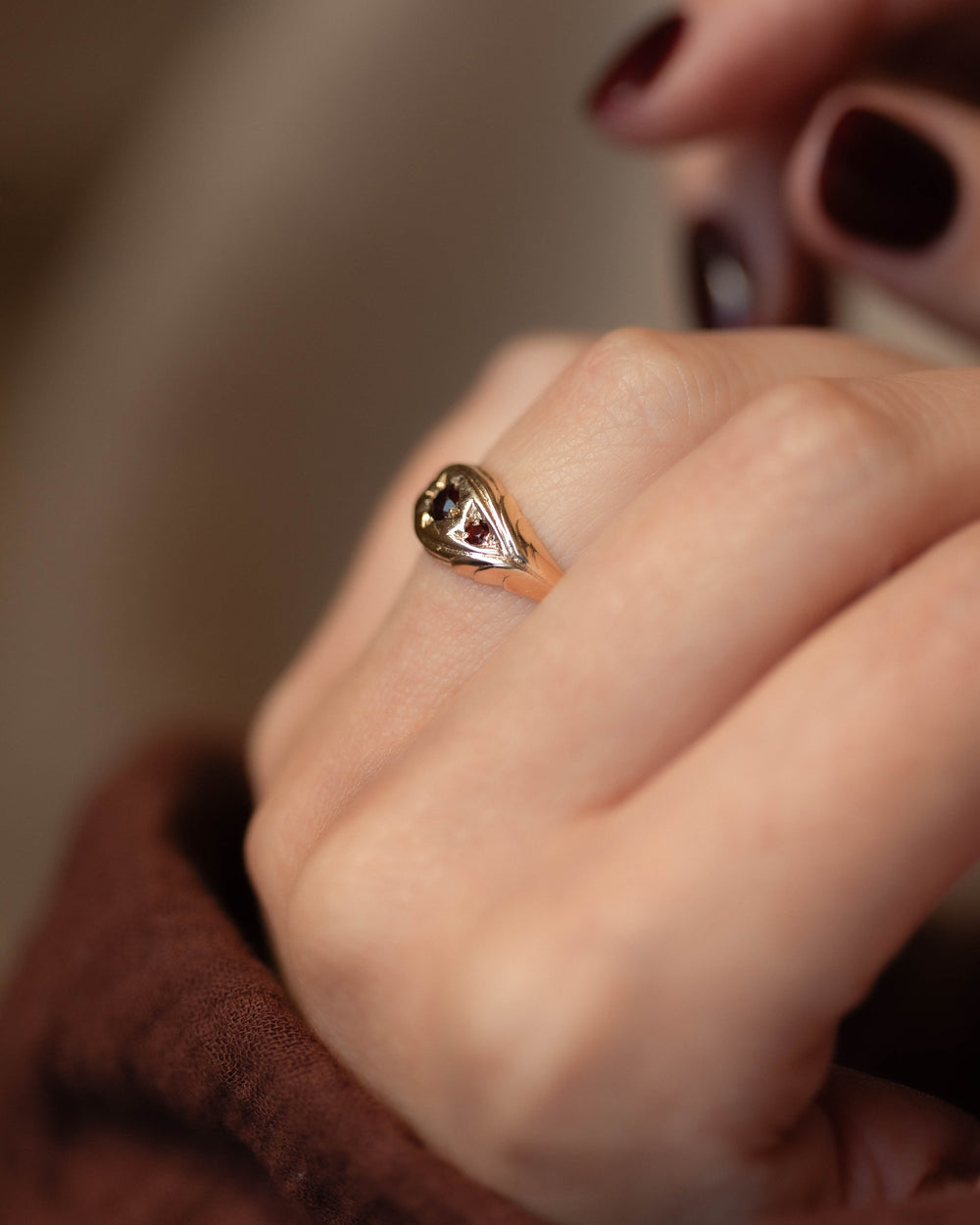 Magda 1975 Vintage 9ct Gold Garnet Star Set Trilogy Ring