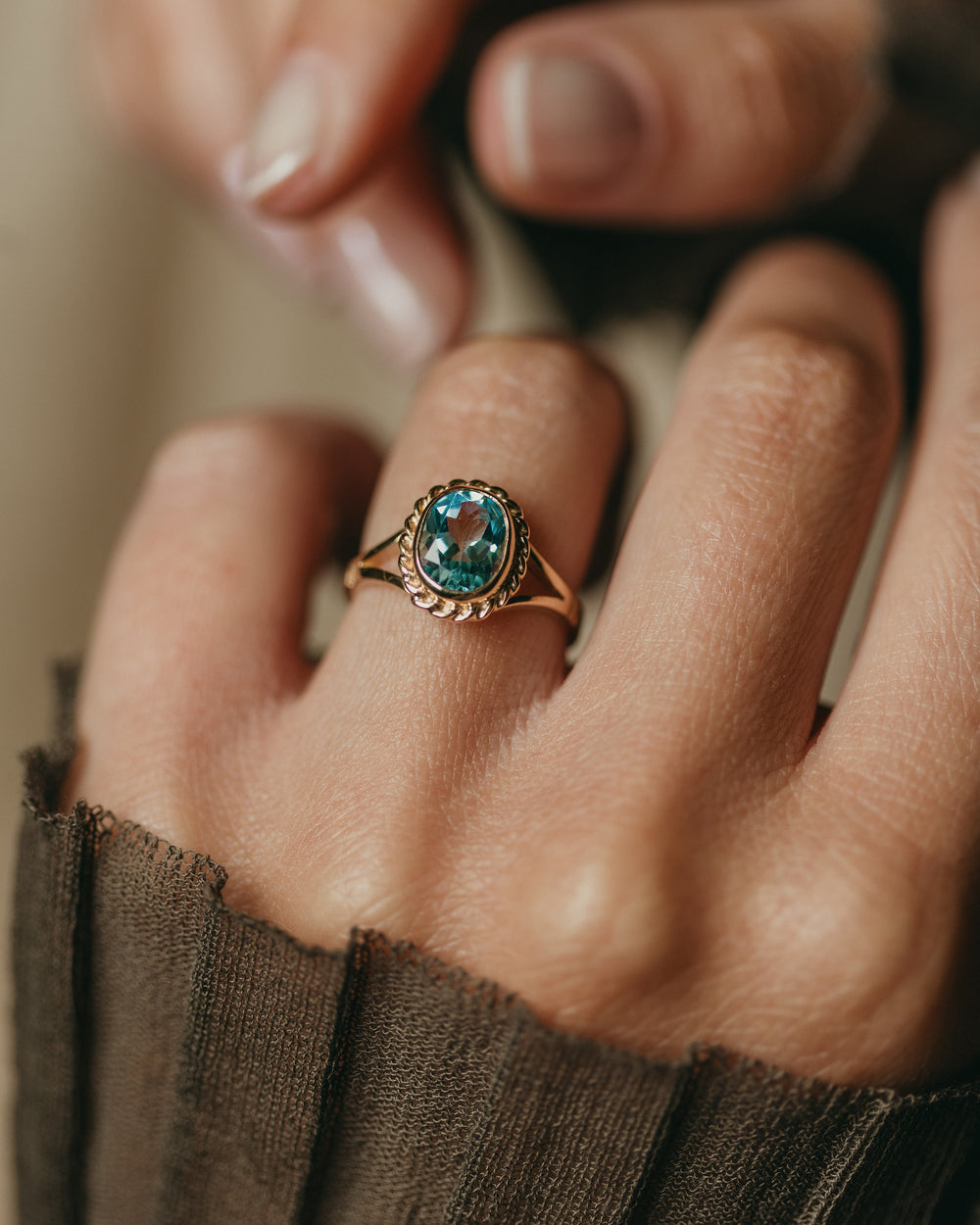 Eliza Vintage 9ct Gold Blue Spinel Single Stone Ring