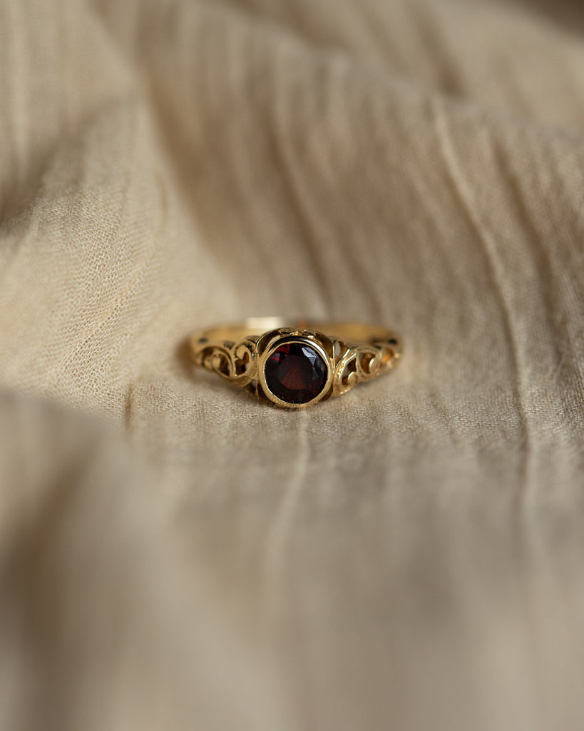 Mara Vintage 9ct Gold Garnet Single Stone Ring