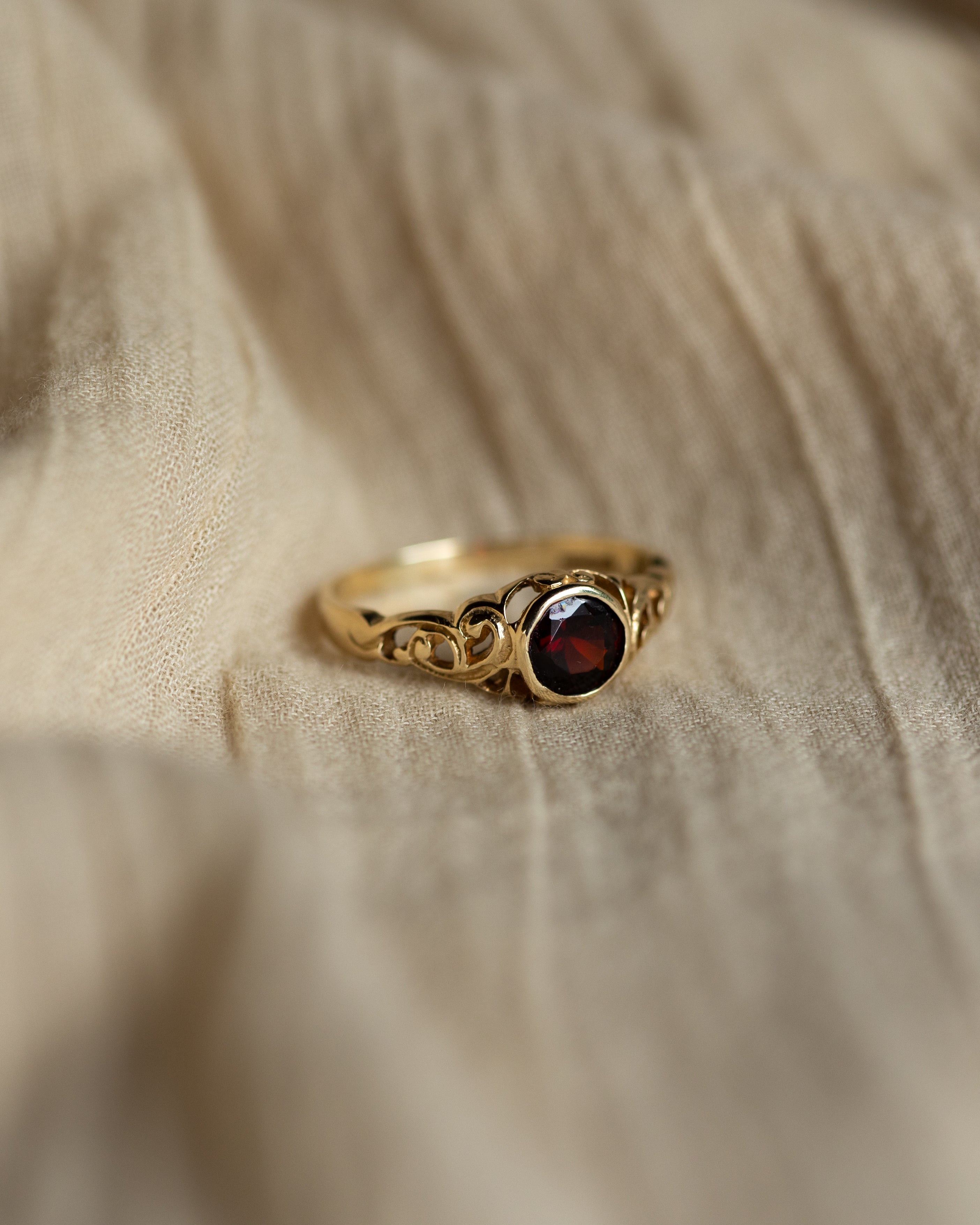 Mara Vintage 9ct Gold Garnet Single Stone Ring