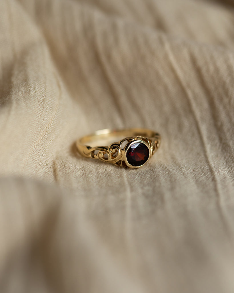 Mara Vintage 9ct Gold Garnet Single Stone Ring