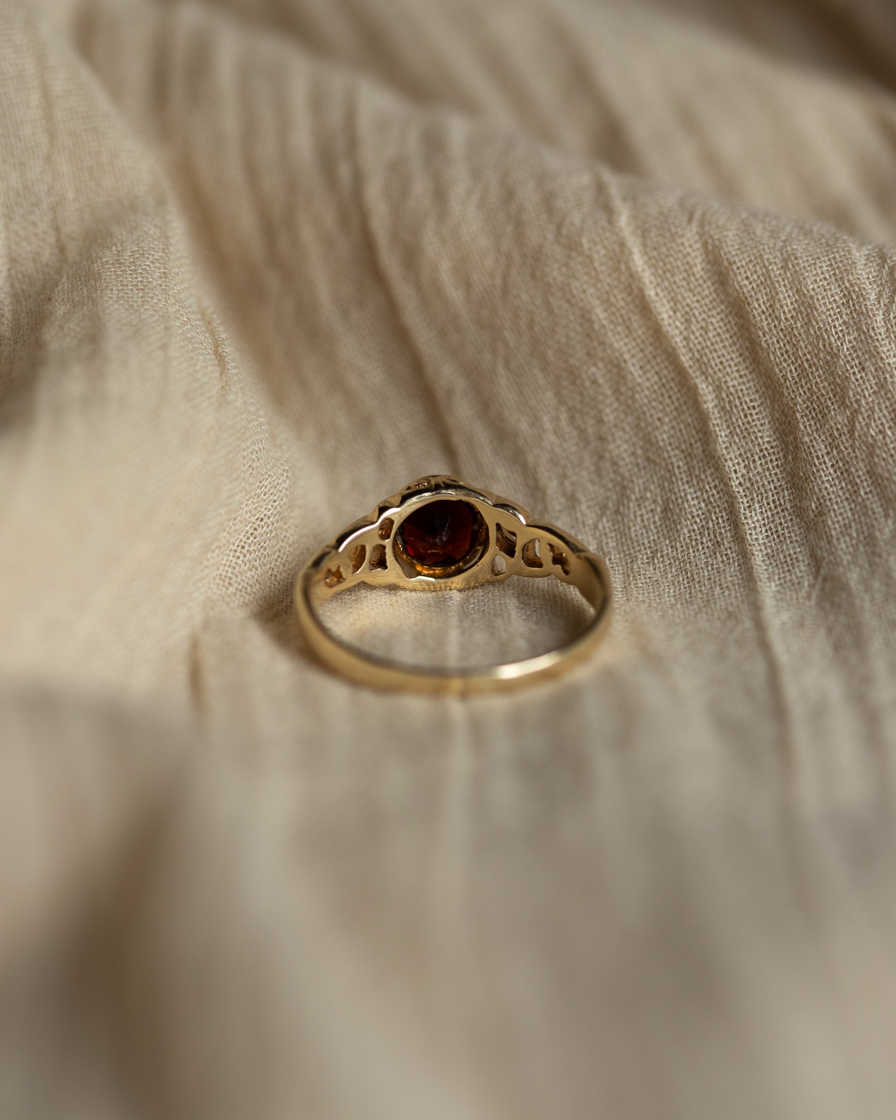 Mara Vintage 9ct Gold Garnet Single Stone Ring