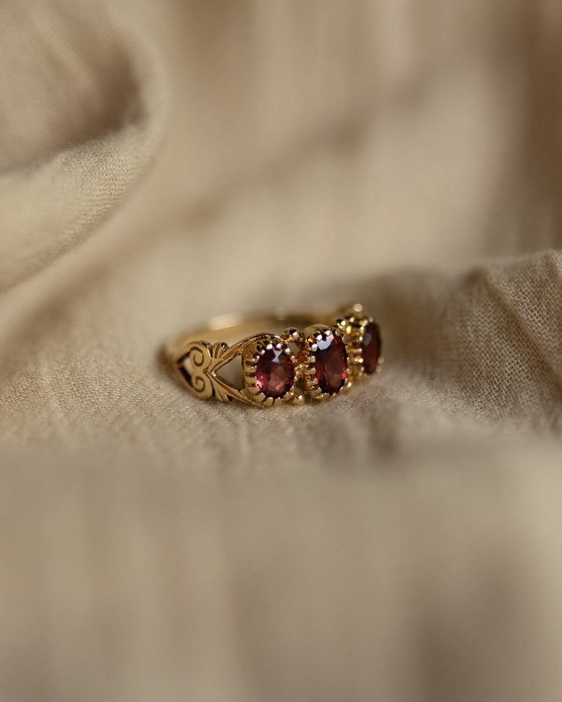 Ginny 1994 Vintage 9ct Gold Garnet Trilogy Ring