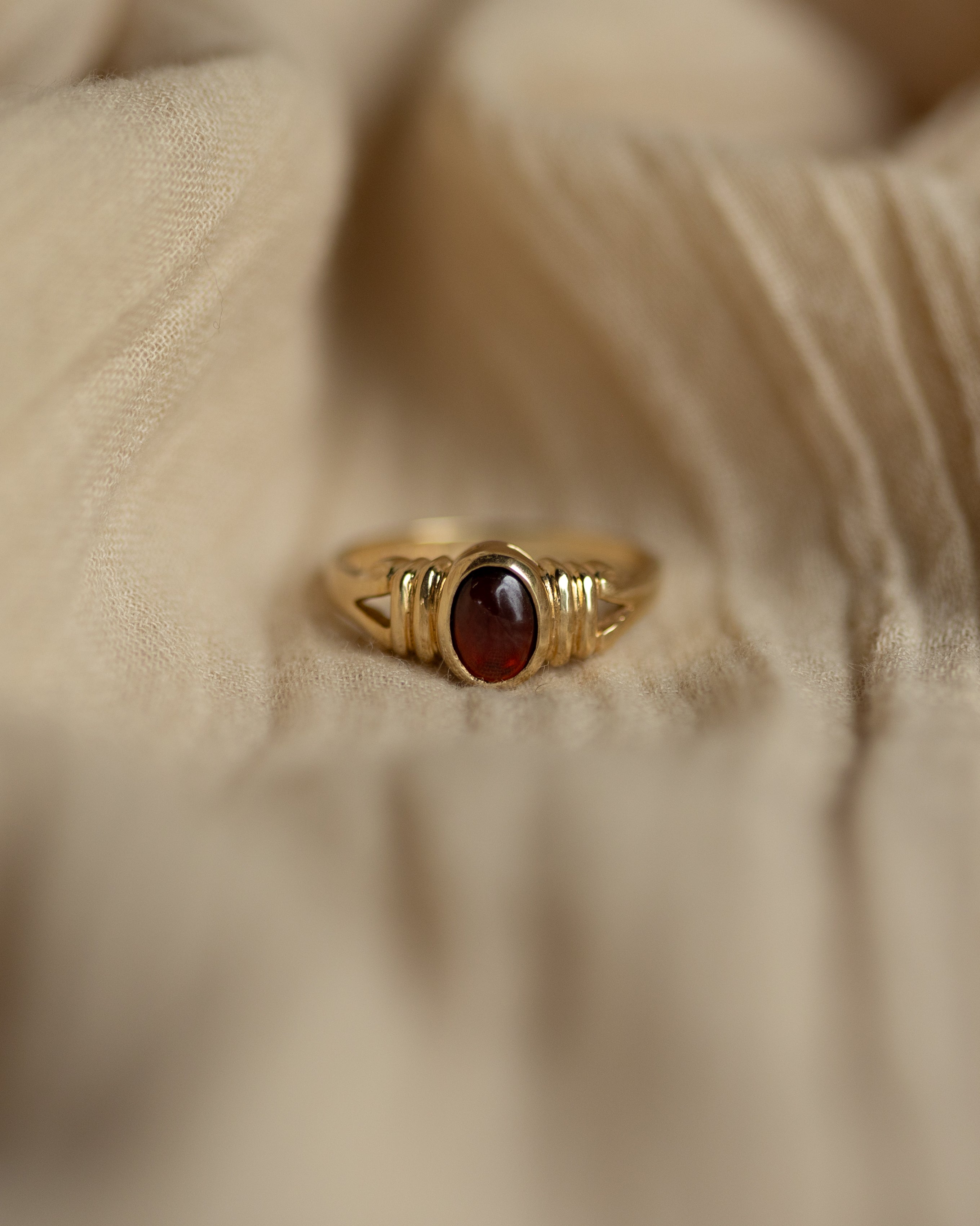 Drusilla 1994 Vintage 9ct Gold Garnet Single Stone Ring