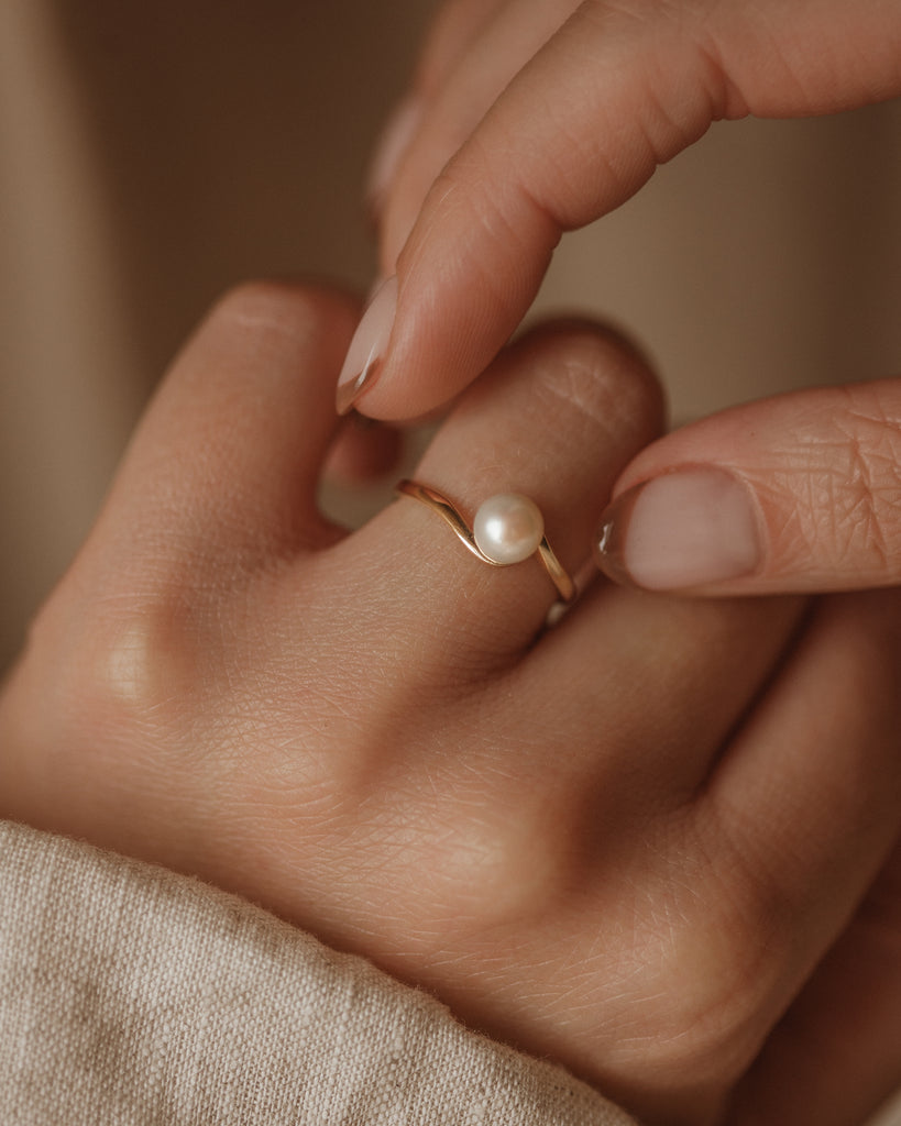 Claudette 1989 Vintage 9ct Gold Pearl Crossover Ring