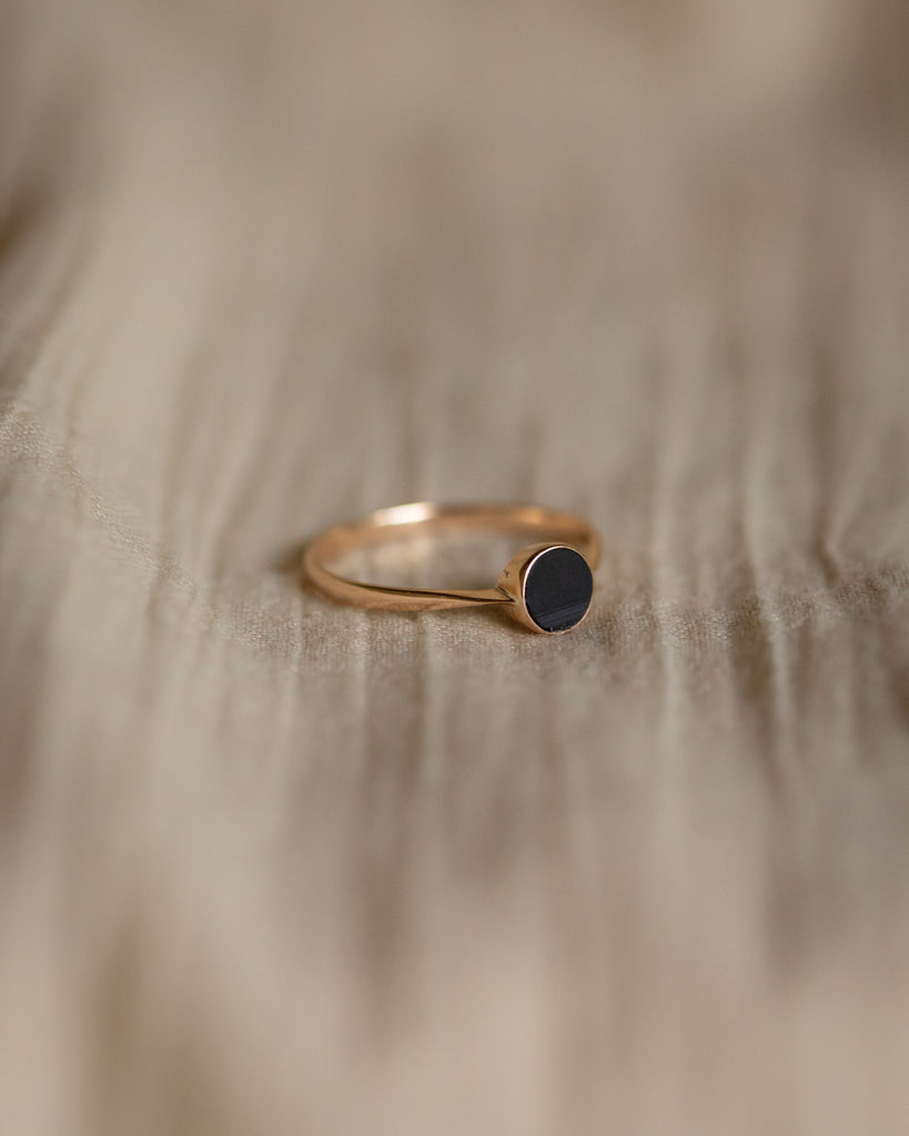 Clover Antique 9ct Gold Black Onyx Solitaire Ring