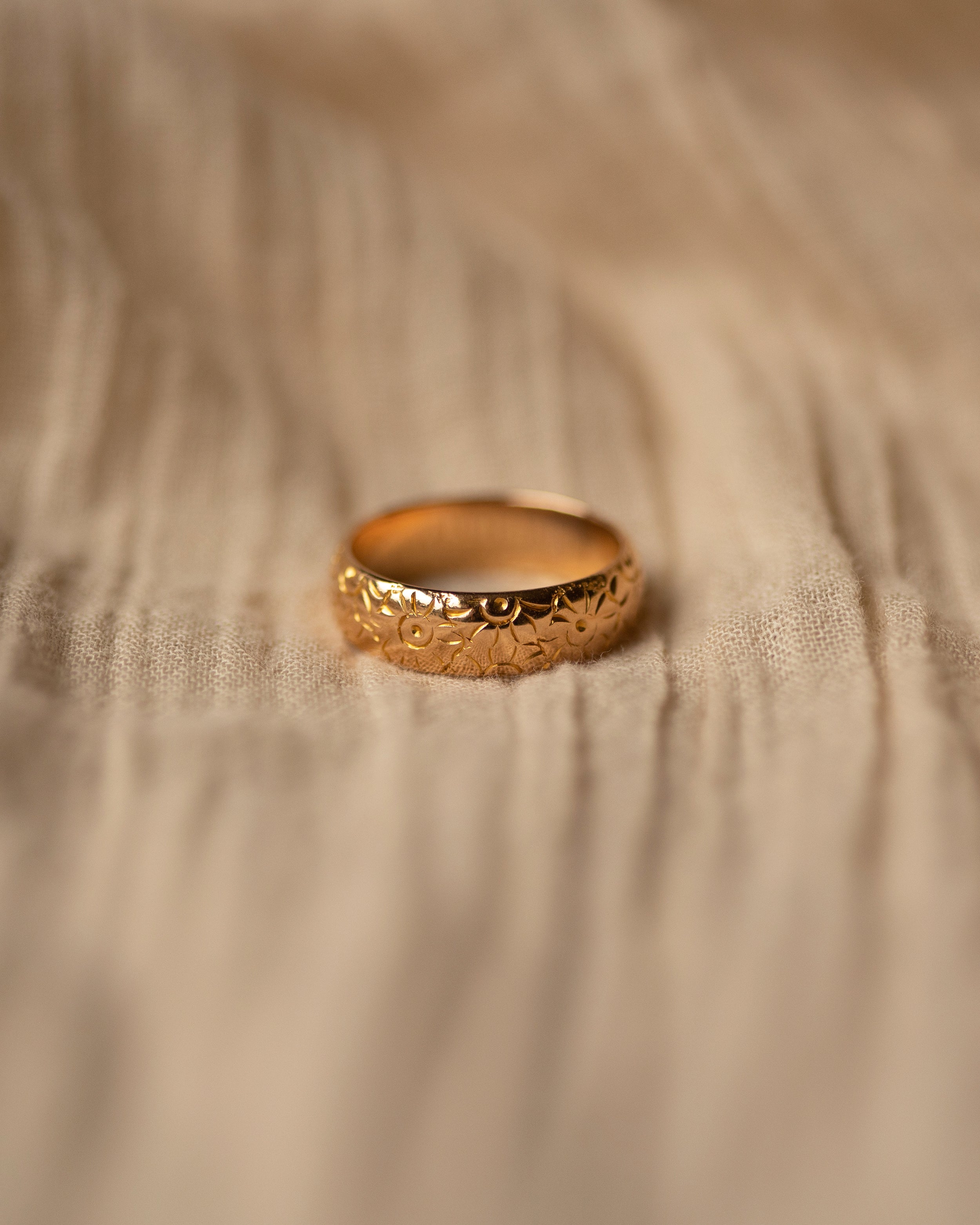 Image of Dahlia 1960 Vintage 22ct Gold Floral Wedding Band Ring