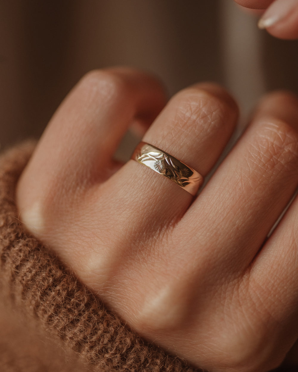 Margery Vintage 9ct Gold Sea & Star Etched Band Ring