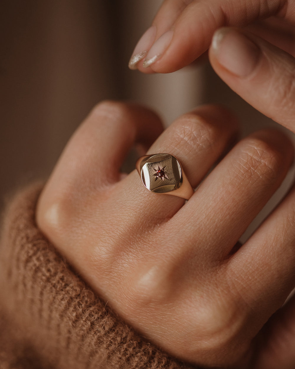 Bonnie 1975 Vintage 9ct Gold Star Set Garnet Signet Ring