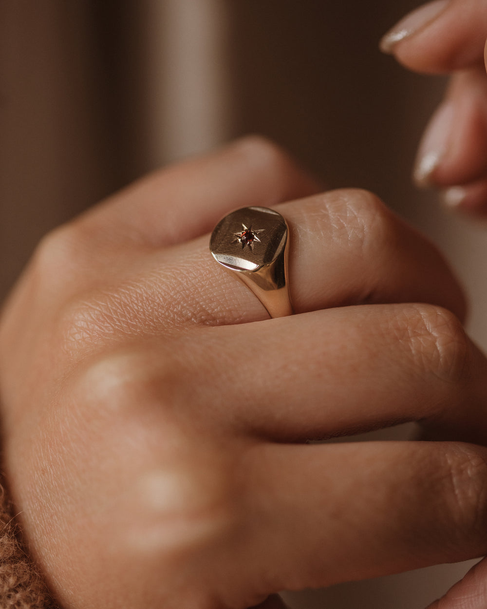 Bonnie 1975 Vintage 9ct Gold Star Set Garnet Signet Ring