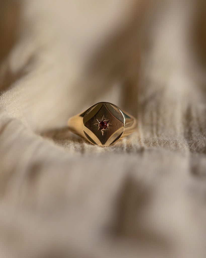 Bonnie 1975 Vintage 9ct Gold Star Set Garnet Signet Ring