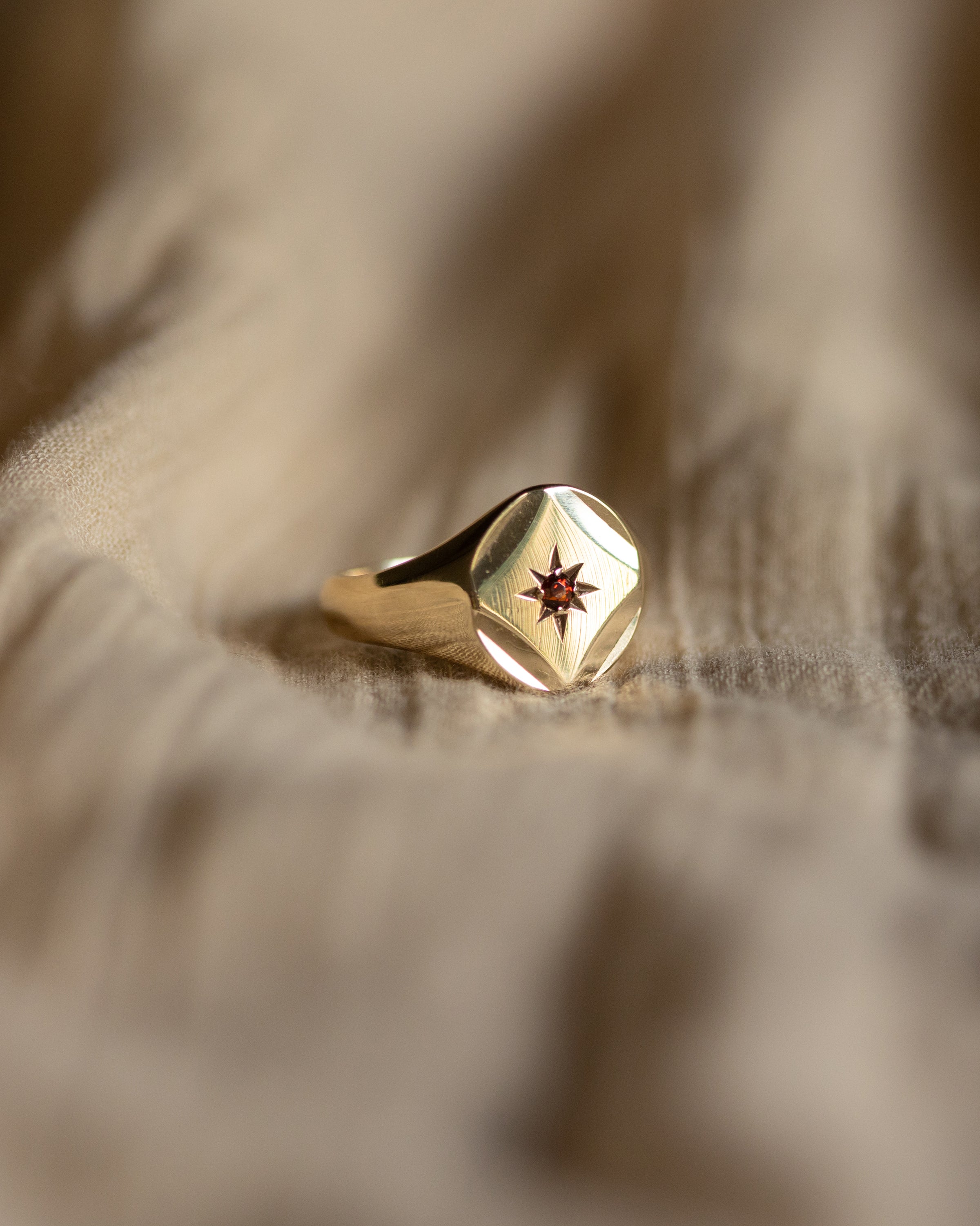 Bonnie 1975 Vintage 9ct Gold Star Set Garnet Signet Ring