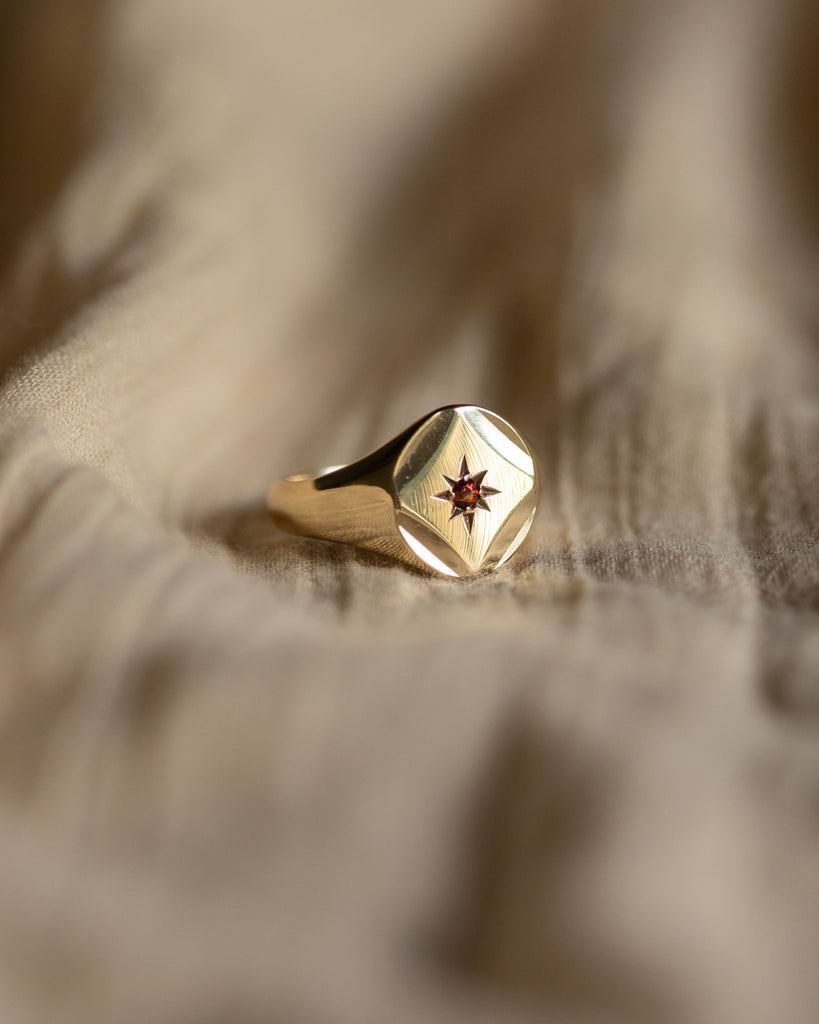 Bonnie 1975 Vintage 9ct Gold Star Set Garnet Signet Ring