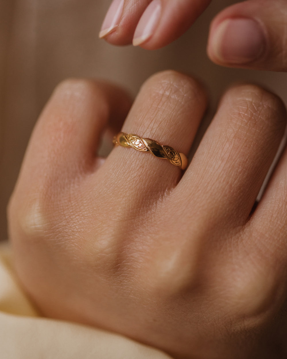 Vivian 1976 Vintage 18ct Gold Floral Band Ring