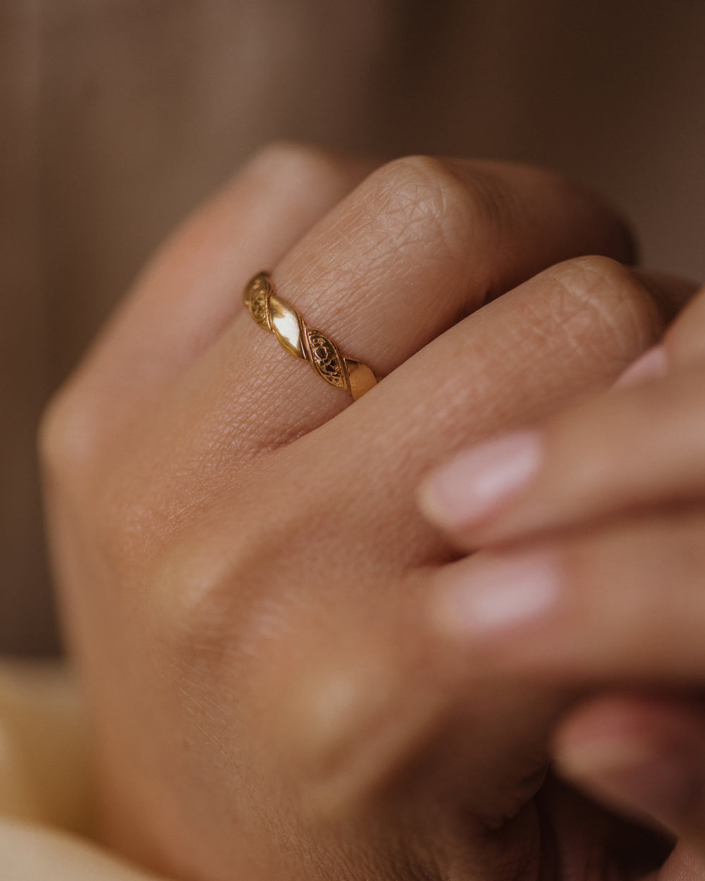 Vivian 1976 Vintage 18ct Gold Floral Band Ring