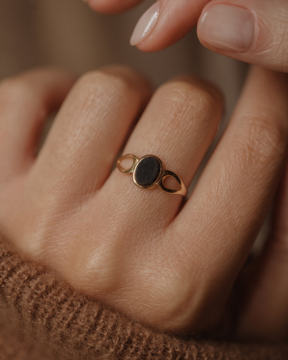 Tabitha 1981 Vintage 9ct Gold Onyx Ring