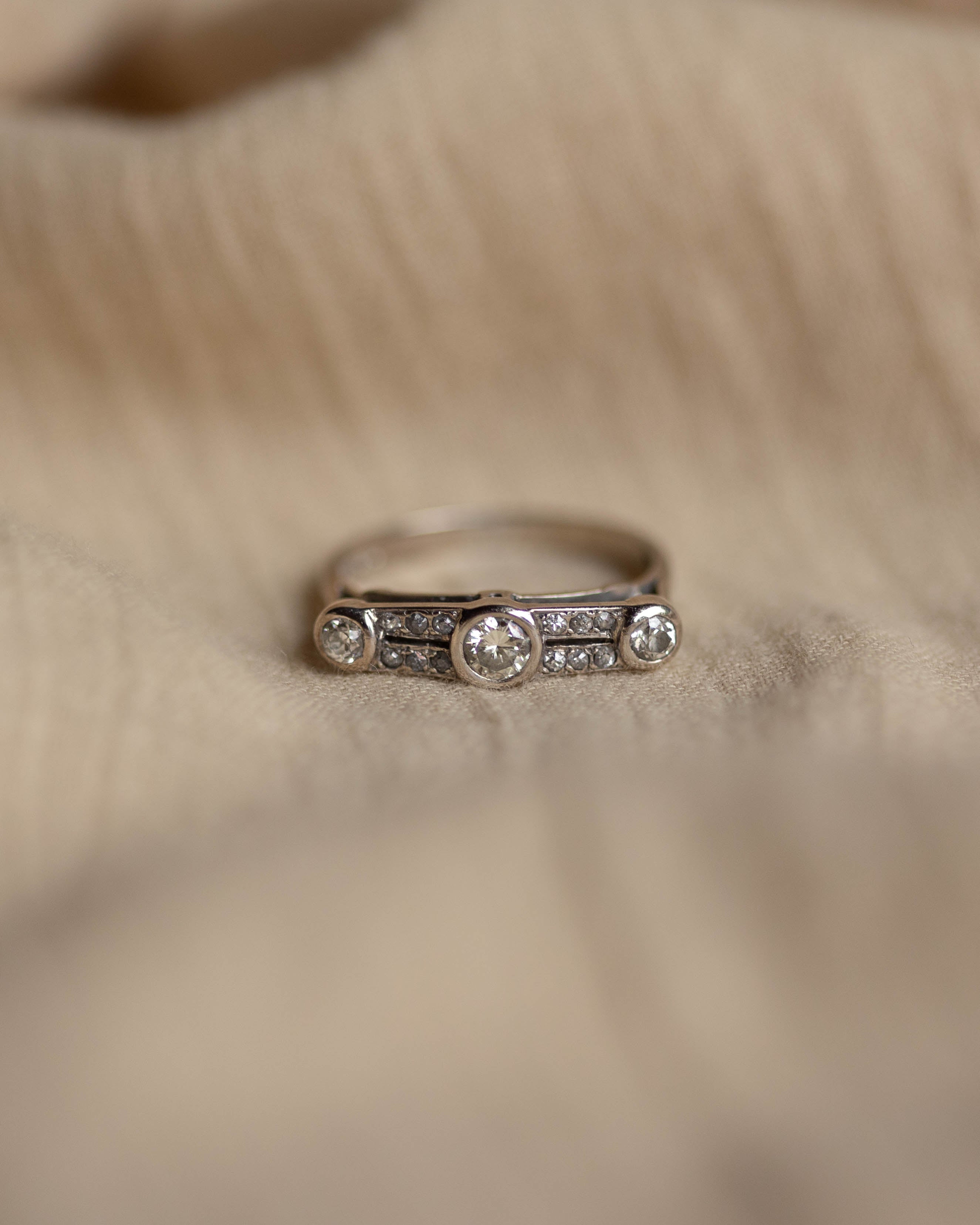 Eugénie 1977 Vintage 18ct White Gold Diamond Trilogy Ring