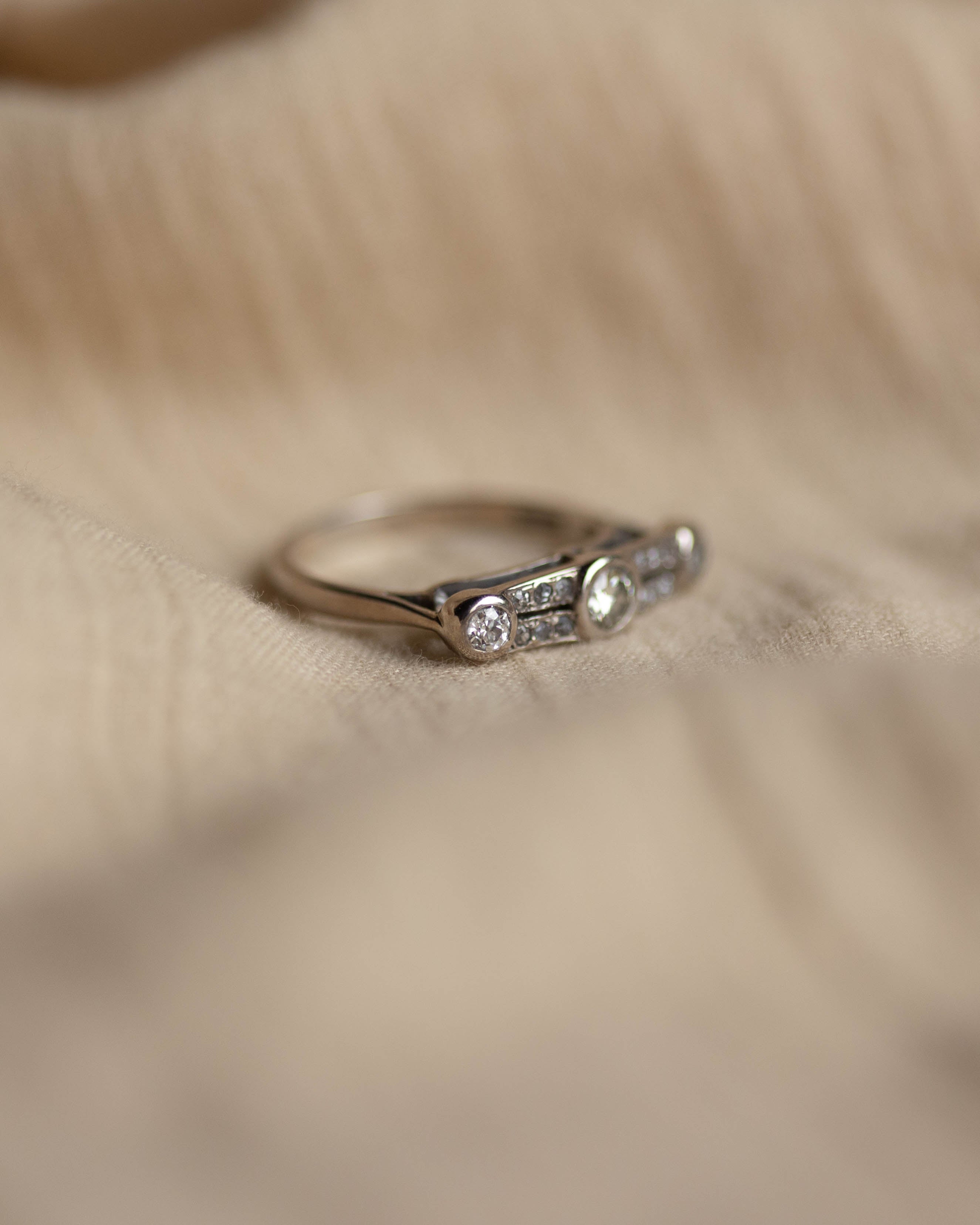 Eugénie 1977 Vintage 18ct White Gold Diamond Trilogy Ring