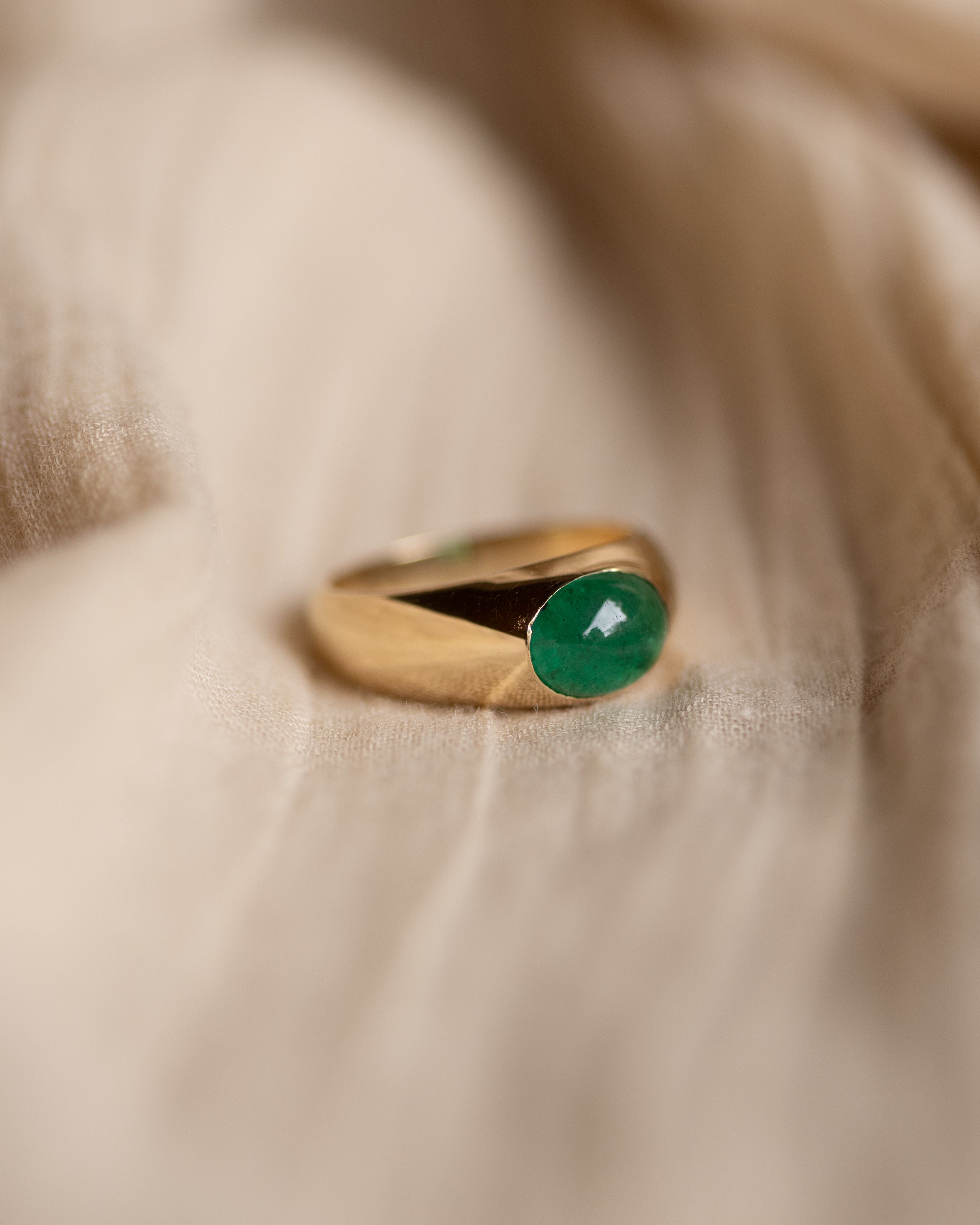 Brie Vintage 18ct Gold Emerald Single Stone Rubover Ring