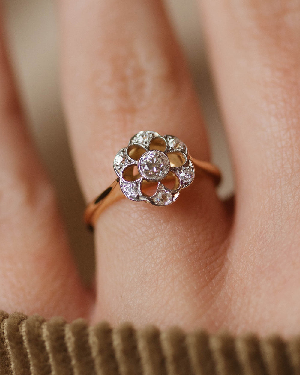 Honesty Antique Art Deco 18ct Gold Diamond Daisy Cluster Ring