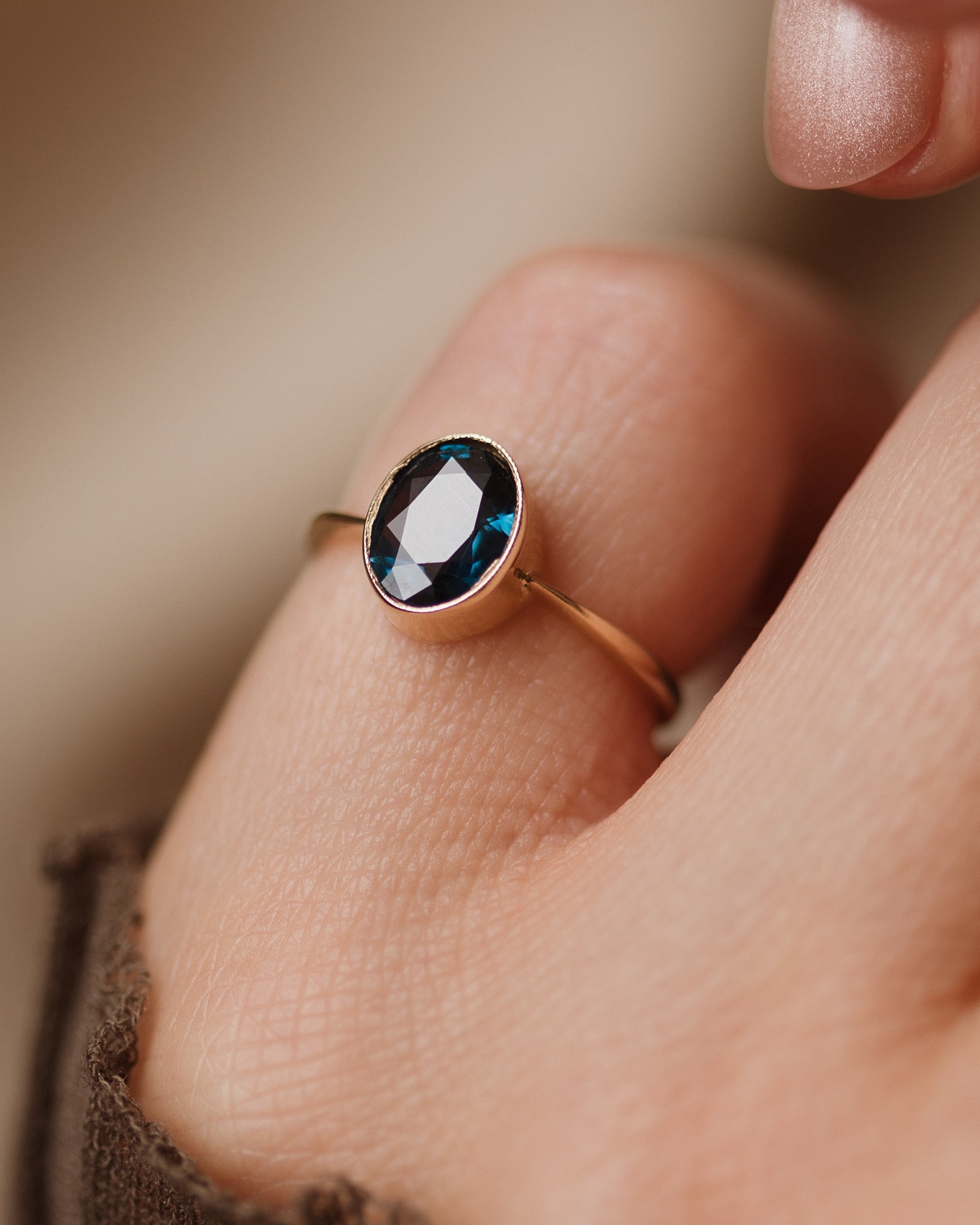 Alma 1981 Vintage 9ct Gold Sapphire Single Stone Ring