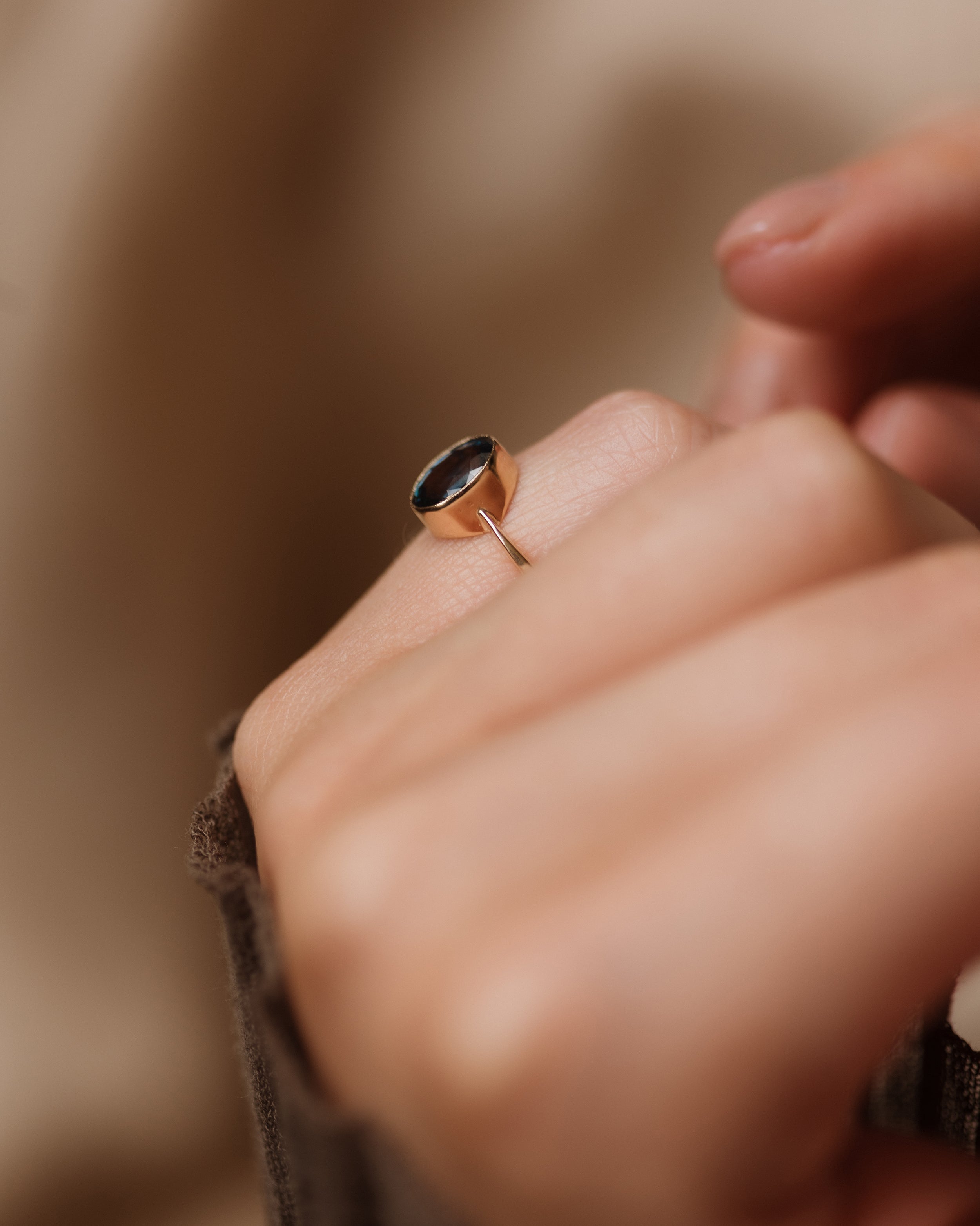 Alma 1981 Vintage 9ct Gold Sapphire Single Stone Ring