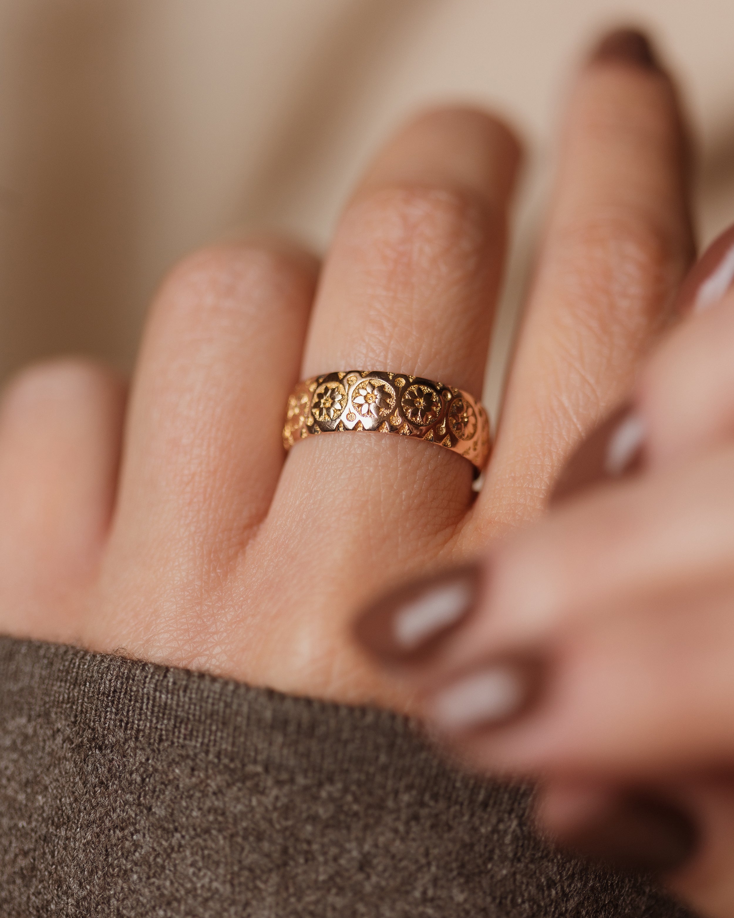 Agneta 1904 Antique 9ct Gold Floral Band Ring