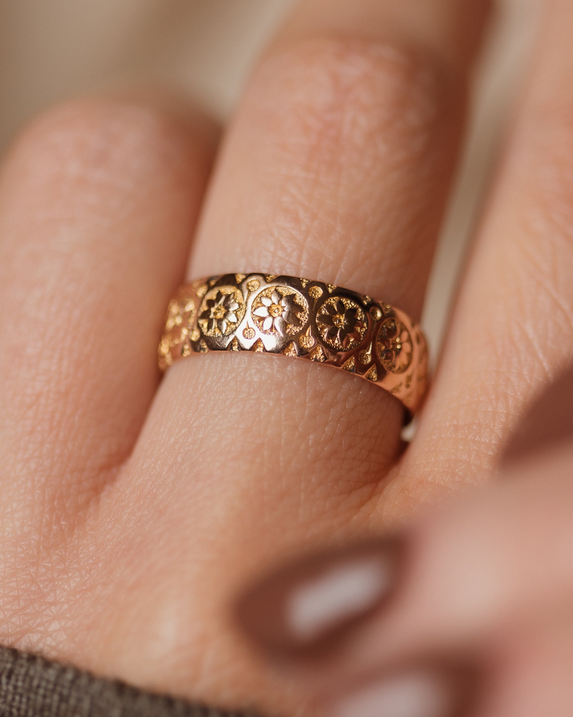 Agneta 1904 Antique 9ct Gold Floral Band Ring