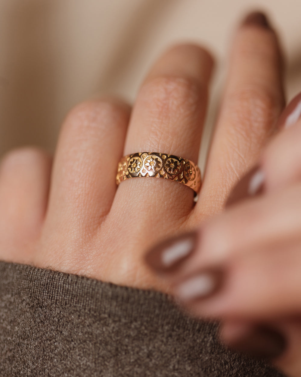 Agneta 1904 Antique 9ct Gold Floral Band Ring