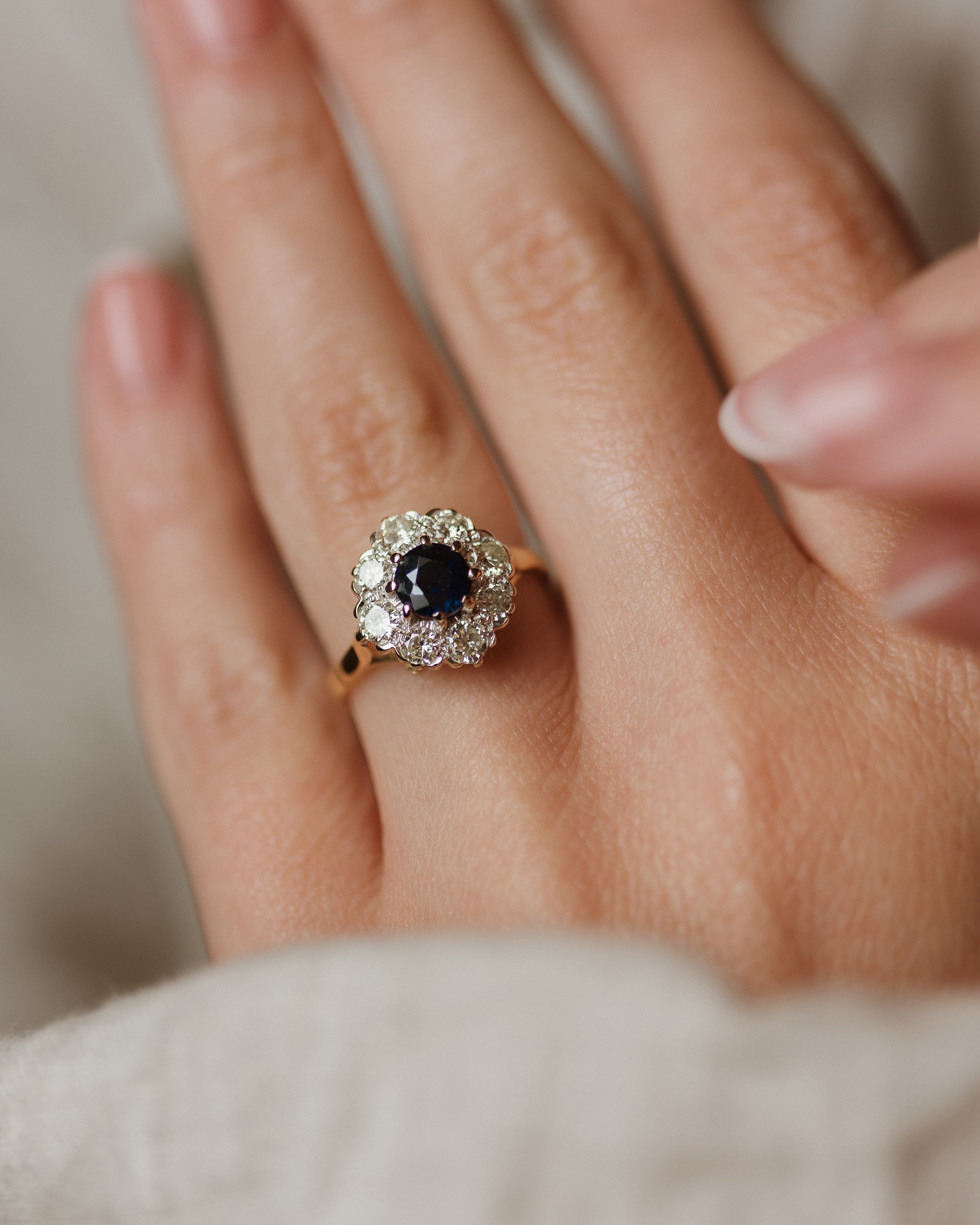 Image of Véronique 1987 Vintage 18ct Gold Sapphire & Diamond Cluster Ring
