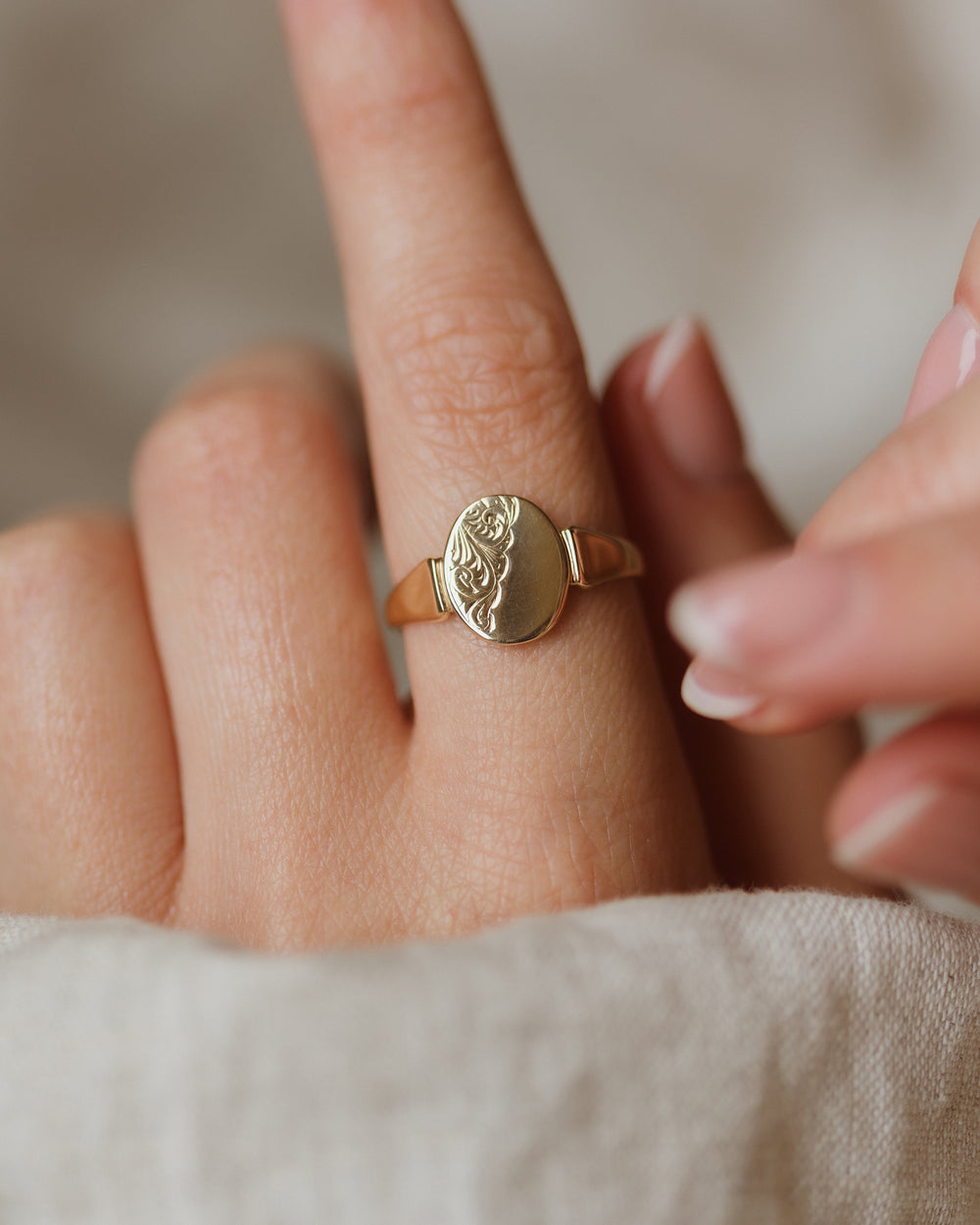 Vera 1936 Vintage 9ct Gold Oval Floral Signet Ring